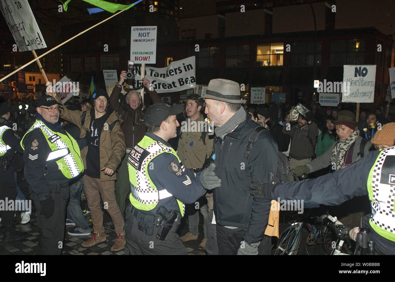 Les Premières Nations 'Idle No More" manifestants contre la rejoindre projet Enbridge Northern Gateway Pipeline d'huile pour former une démonstration forte de plus d'un millier d'exprimer leur opposition à l'avant de la police au projet Enbridge Northern Gateway fermé comité fédéral d'examen des audiences à Vancouver, Colombie-Britannique, le 14 janvier 2013. UPI/Heinz Ruckemann Banque D'Images