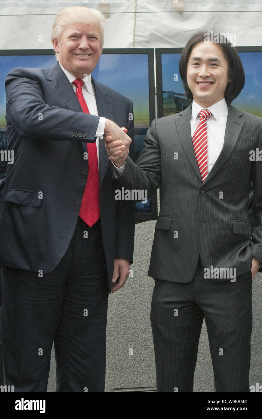 Donald Trump (L), serre la main de Joo Kim Tiah, PDG de l'entreprise Groupe Holborn après avoir annoncé le bateau de 360 millions de dollars, 63 étages hôtel Trump International à être construit sur Georgia Street dans le centre-ville de Vancouver (Colombie-Britannique), le 19 juin 2013. UPI /Heinz Ruckemann Banque D'Images