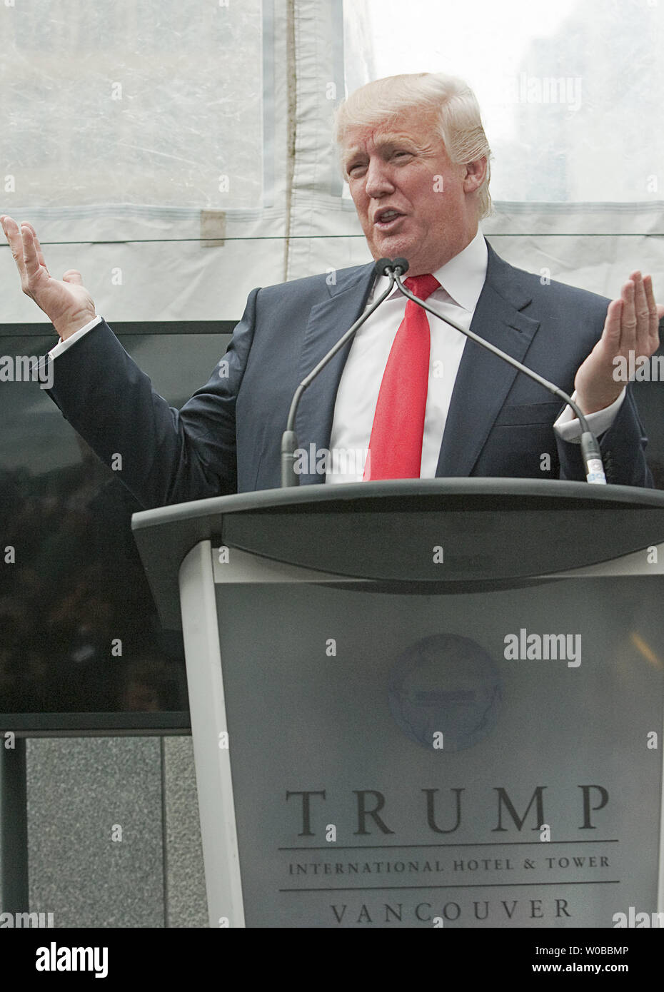 Donald Trump annonce le bateau de 360 millions de dollars, 63 étages hôtel Trump International à être construit sur Georgia Street dans le centre-ville de Vancouver (Colombie-Britannique), le 19 juin 2013. UPI /Heinz Ruckemann Banque D'Images