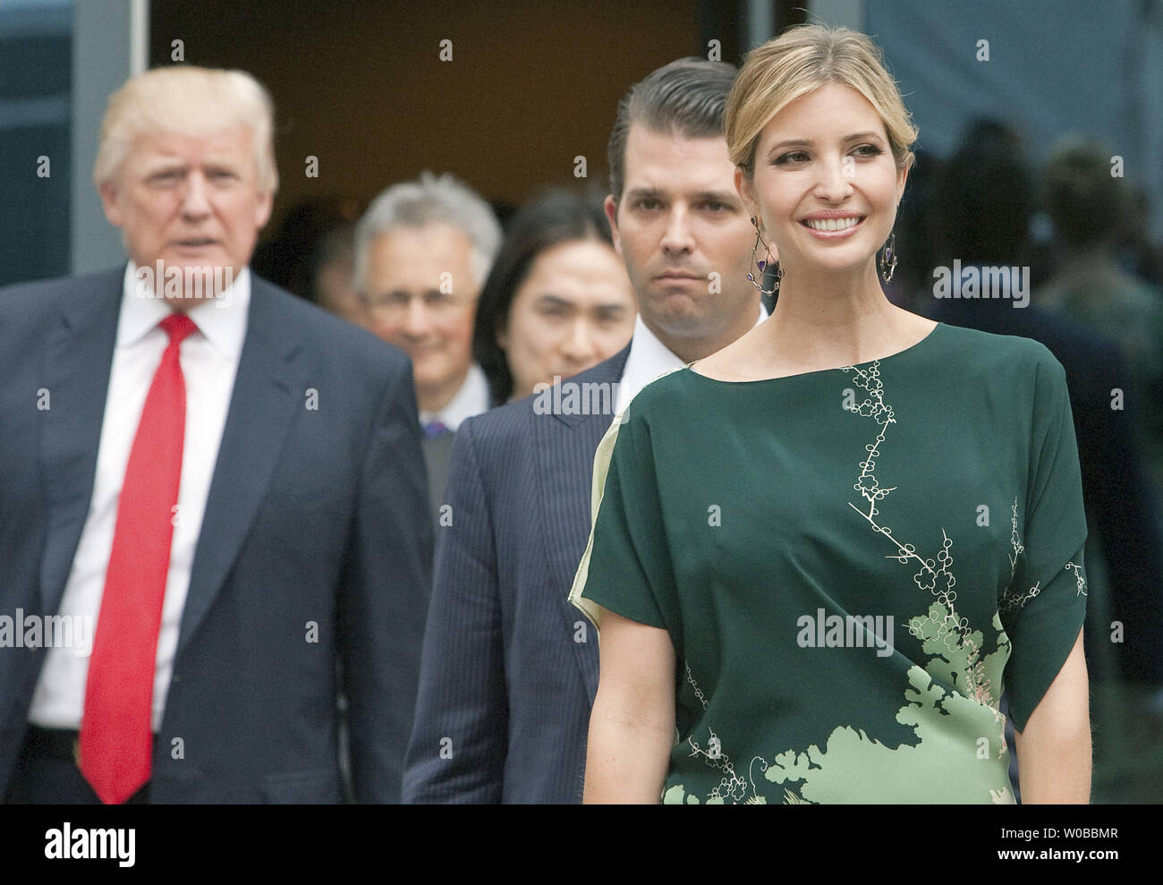 Donald Trump (L) arrive avec sa fille Ivanka (R) et fils Eric (non visible) et Donald Jr. (2e à partir de la R) d'annoncer le bateau de 360 millions de dollars, 63 étages hôtel Trump International à être construit sur Georgia Street dans le centre-ville de Vancouver (Colombie-Britannique), le 19 juin 2013. UPI /Heinz Ruckemann Banque D'Images