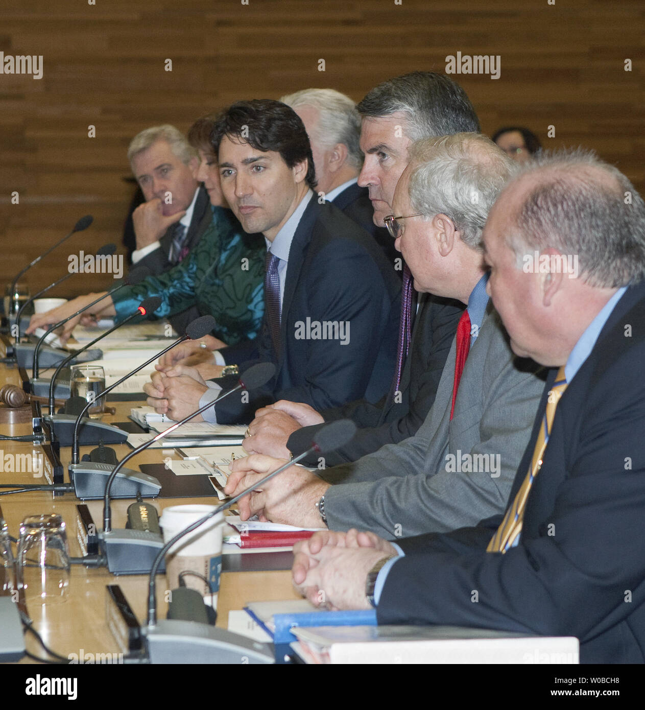 Le premier ministre du Canada, Justin Trudeau traite de solutions au changement climatique avec les Premiers ministres du Canada à la réunion des premiers ministres à Vancouver, C.-B., le 3 mars 2016. UPI/Heinz Ruckemann Banque D'Images