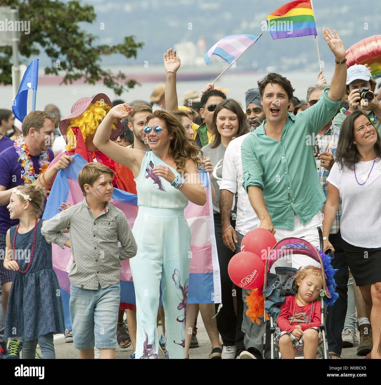 Le premier ministre du Canada, Justin Trudeau, épouse Sophie Grégoire et Ella enfants grâce, Xavier et Hadrien mars à la 38e conférence annuelle de la Parade de la fierté gaie à Vancouver (Colombie-Britannique), le 31 juillet 2016. Trudeau est le premier premier ministre canadien à mars dans cette parade devant 500 000 spectateurs. Photo par Heinz Ruckemann/UPI Banque D'Images