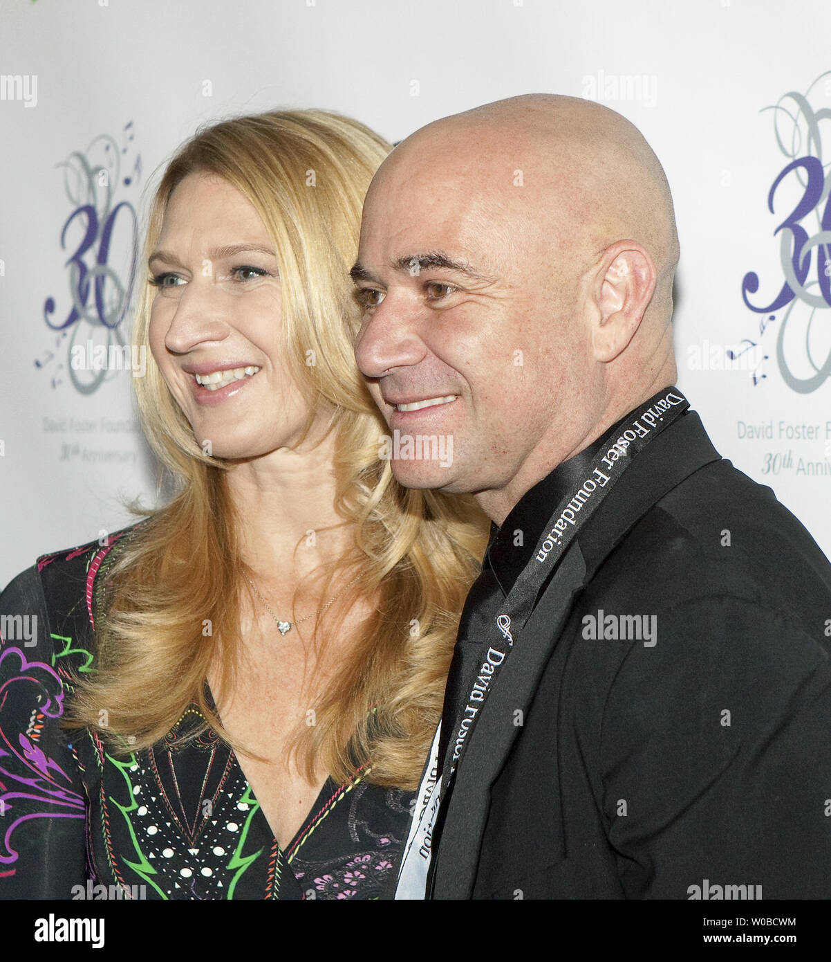 Les joueurs de tennis Andre Agassi et Steffi Graf épouse arrivent sur le tapis rouge à la Fondation David Foster cloutés étoile 30e Anniversaire Concert de Gala et Miracle dans l'Arène de Roger, Vancouver, C.-B., le 21 octobre 2017. UPI/Heinz Ruckemann Banque D'Images