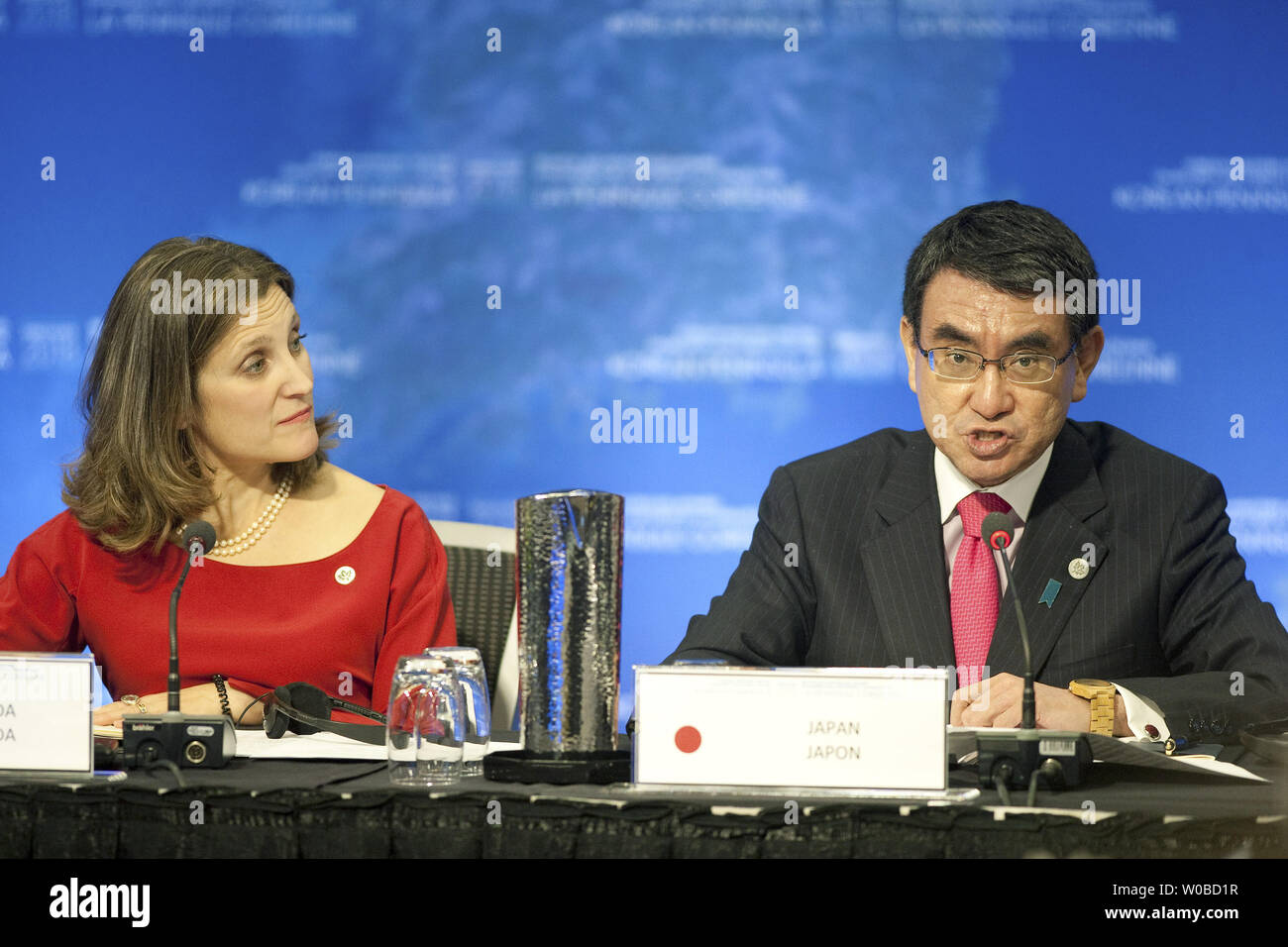 Chrystia Freeland, Ministre des affaires étrangères du Canada (L) écoute l'Taro Kono, Ministre des affaires étrangères du Japon parle lors de la première session de l'étranger MinistersÕ 2018 Réunion sur la sécurité et la stabilité sur la péninsule coréenne dans la région de Vancouver (Colombie-Britannique), le 16 janvier 2018. Les USA et le Canada sont conjointement l'organisation de la réunion. Photo par Heinz Ruckemann/UPI Banque D'Images