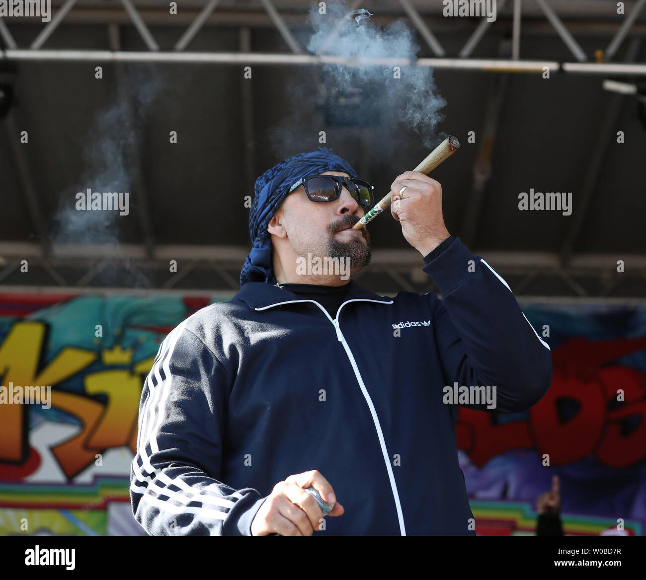 Louis 'B-Real' Freese, du groupe de hip hop latino-américaine Cypress Hill  fume un joint sur scène lors de l'exécution au cours de la 25e édition  controversée 4/20 protester à Sunset Beach à