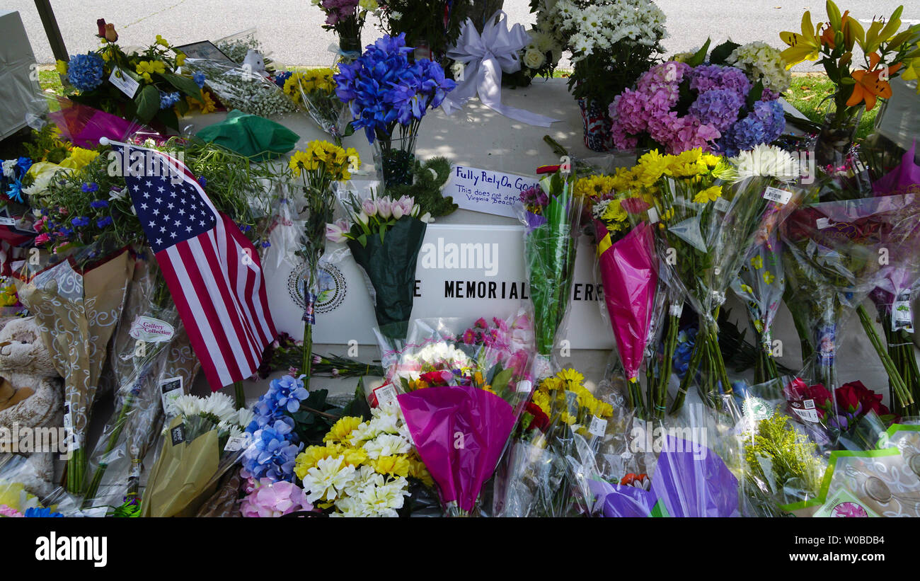 Les fleurs et les drapeaux à l'extérieur du mémorial de fortune l'édifice du ministère de la police près de l'endroit où un employé mécontent qui a tué 12 personnes à Virginia Beach, Virginie le 2 juin 2019. Au moins 12 sont morts après un employé mécontent qui ouvre le feu à Virginia Beach municipal centre. Photo par Ray Stubblebine/UPI Banque D'Images