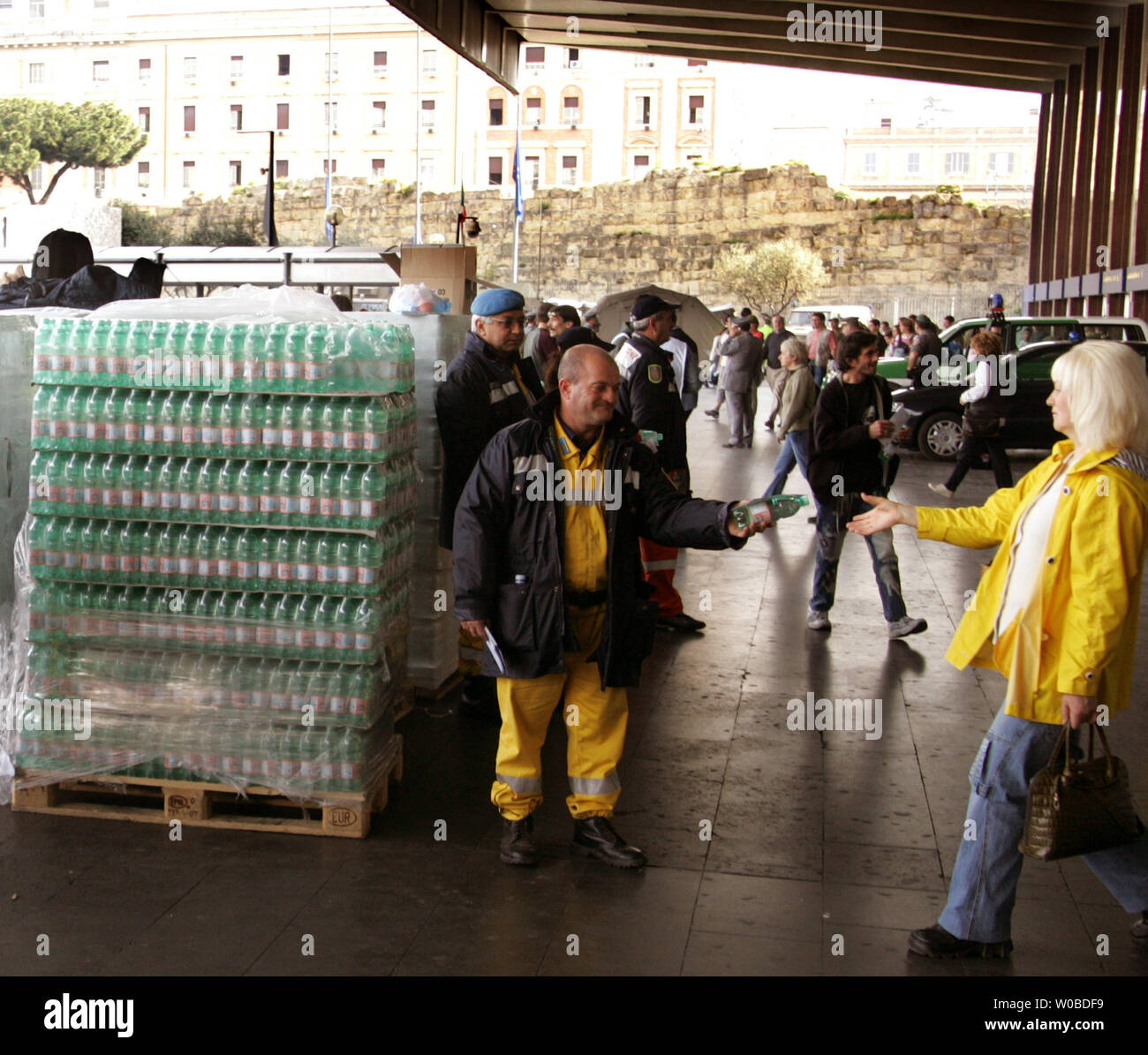 Les travailleurs de la ville de Rome, le passage de l'eau en bouteille à la gare Termini, le 7 avril 2005. 4-5 millions de fidèles sont attendus à Rome pour les funérailles le 8 avril et à la fin de l'honneur en personne Pontife polonais qui est mort le 2 avril 2005, à l'âge de 84 ans. (Photo d'UPI/Tom Theobald) Banque D'Images