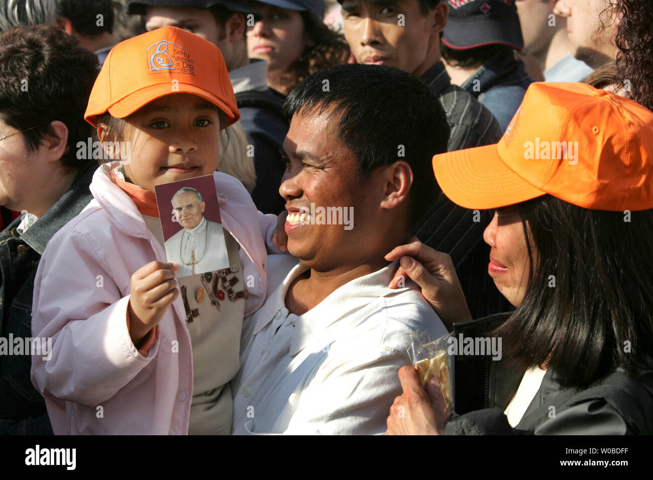 De la famille en deuil de Philipines attendre sur l'avenue menant à la basilique Saint-Pierre pour rendre hommage au Pape Jean Paul II dont le corps se trouve dans la région il y a au Vatican le 7 avril 2005. 4-5 millions de fidèles sont attendus à la fin de l'honneur en personne Pontife polonais qui est mort le 2 avril 2005, à l'âge de 84 ans. (Photo d'UPI/Tom Theobald) Banque D'Images