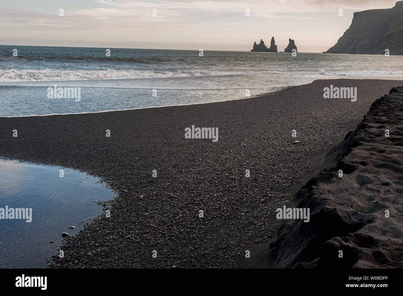Des formations de roche de Reynisdrangar et le mont Reynisfjall. Plage de sable noir de Vik, le sud de l'Islande Banque D'Images