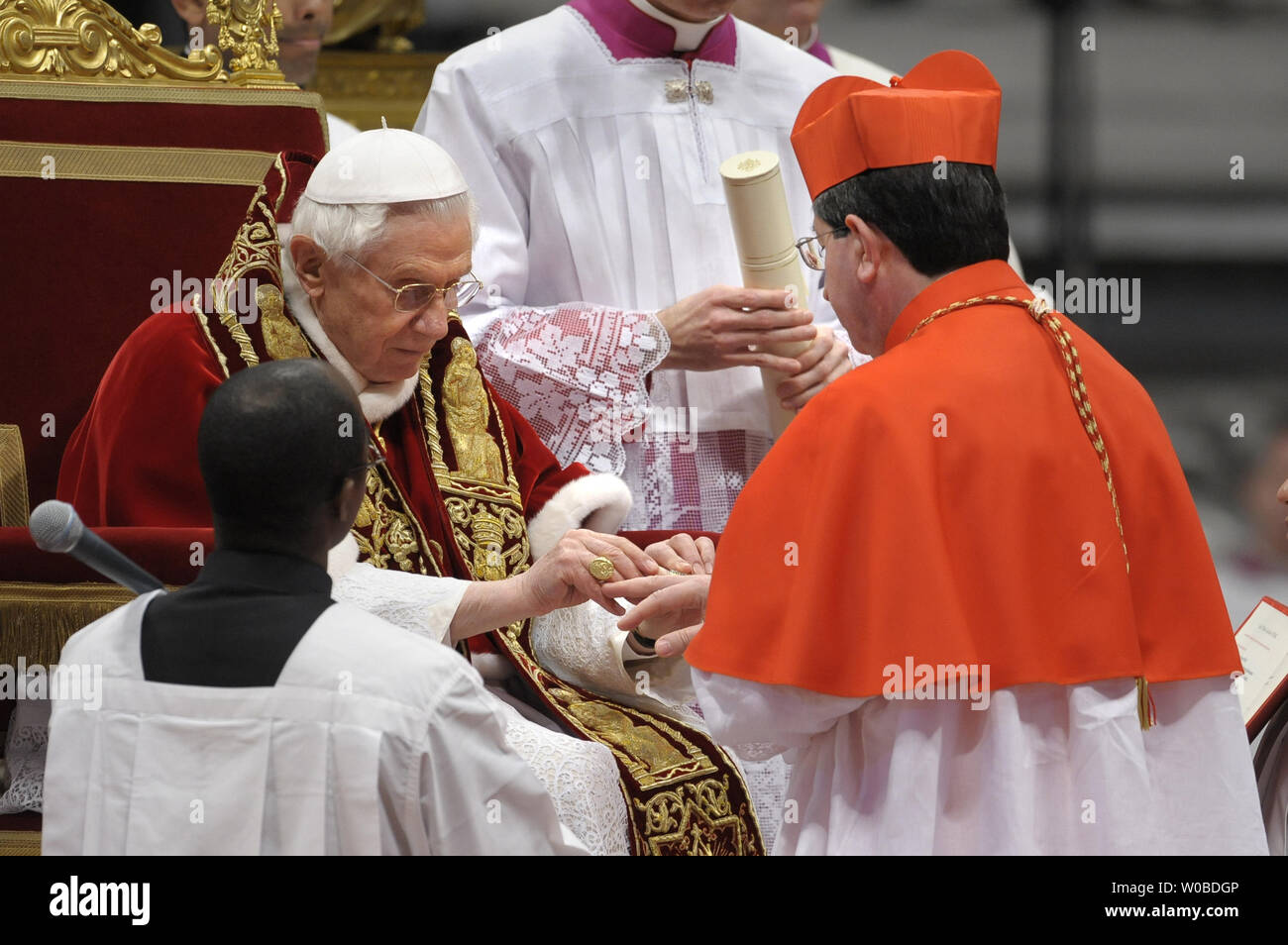 Le pape Benoît XVI installe le nouveau Cardinal italien Giuseppe Betori lors d'un consistoire cérémonie dans la Basilique Saint Pierre au Vatican le 18 février 2012. UPI/Stefano Spaziani Banque D'Images