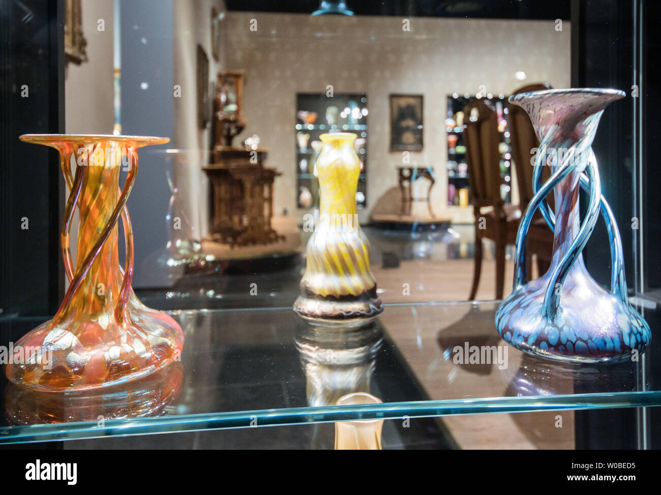 Wiesbaden, Allemagne. 27 Juin, 2019. Il y a trois vases Art Nouveau dans la vitrine. Le Hessisches Landesmuseum für Kunst und Natur reçoit la collection Art Nouveau de F.W. Neess en cadeau. Selon le musée, le don a une valeur de plus de 40 millions d'euros et dispose d'un total d'environ 700 pièces de la 500 sur l'affichage. Crédit : Andreas Arnold/dpa/Alamy Live News Banque D'Images