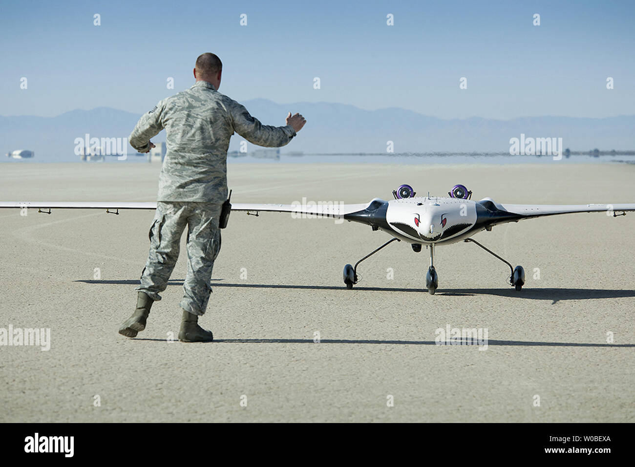 Le X-56A Multi-Utility Technology Testbed (Mutt) est accueilli sur une base aérienne d'Edwards en piste un U.S. Air Force Research Laboratory (AFRL) membre de l'équipe à Edwards Air Force Base, récemment. Armstrong de la NASA Flight Research Center et l'AFRL, ainsi que des participants de Langley Research Center et Glenn Research Center, et de l'appui de Lockheed Martin, utilisez le deuxième X-56A (surnommé "Buckeye") pour vérifier les systèmes des aéronefs, d'évaluer les qualités de manipulation, de caractériser et d'élargir l'enveloppe de rendement de l'avion, et de vérifier les prédictions concernant le comportement de l'avion. Les 20 mi Banque D'Images