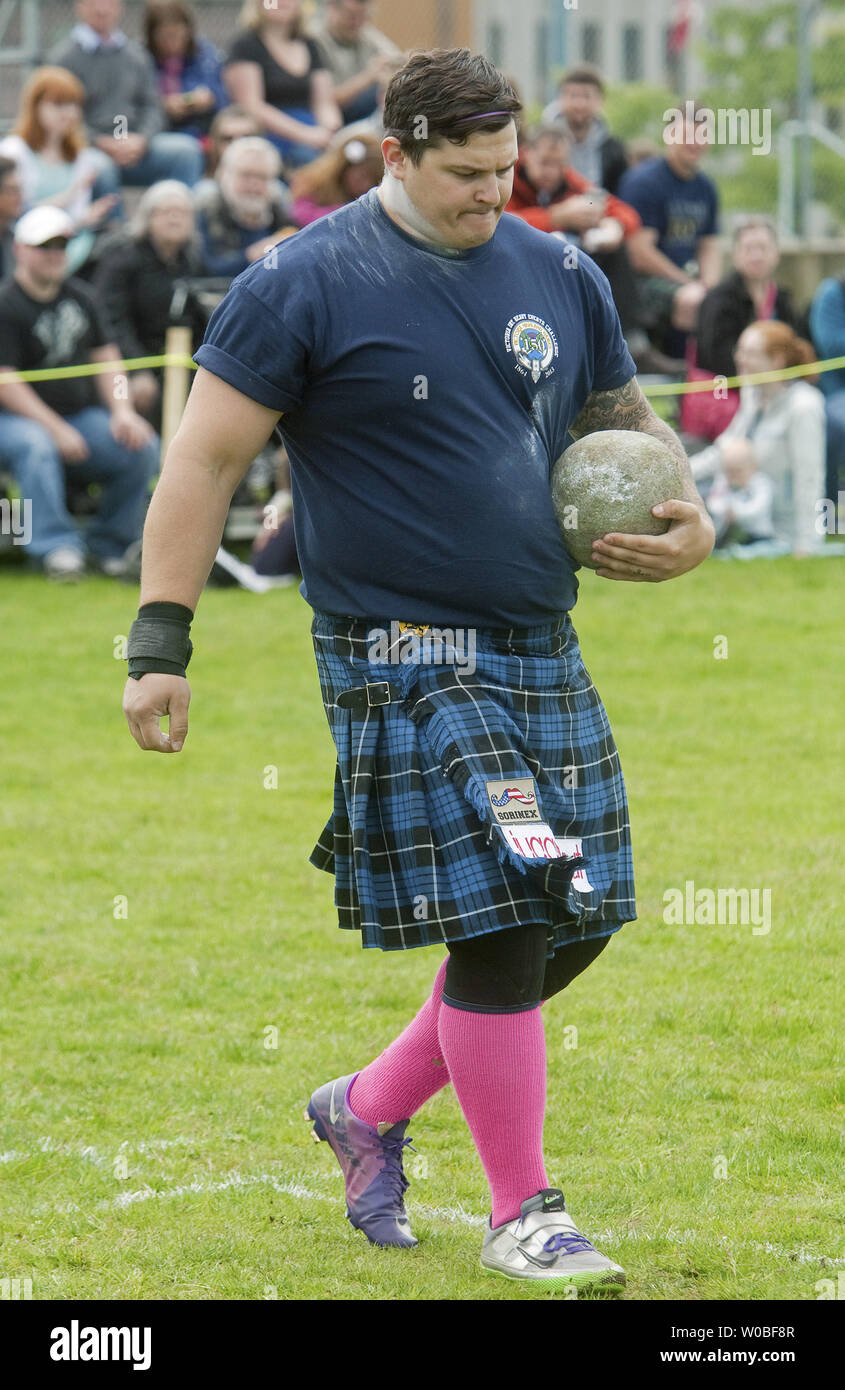 Champion du monde Matt Vincent de Baton Rouge, Louisiane se prépare à lancer le livre 22 Braemar pierre sur le premier jour de Victoria International Événements lourd défi au cours de la 150e Victoria Highland Games et Celtic Festival à Victoria (Colombie-Britannique) le 18 mai 2013. UPI /Heinz Ruckemann Banque D'Images