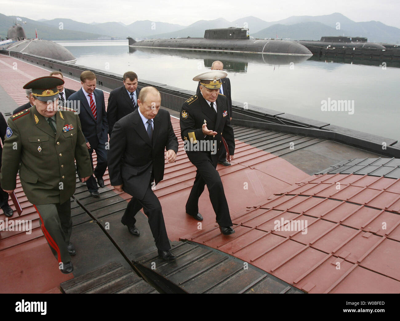 (L-R) Le Général Nikolaï Abroskin, chef de l'Agence de la construction fédérale spéciale, premier vice-Premier ministre Sergueï Ivanov, le ministre de la Défense, Anatoly Serdyukov, le Président Vladimir Poutine et commandant de la Flotte du Pacifique russe Viktor Fyodorov à pied au cours d'une visite à Vilyuchinsk base sous-marine à la péninsule du Kamtchatka à l'Extrême-Orient russe le 5 septembre 2007.(Photo UPI/Anatoli Zhdanov) Banque D'Images