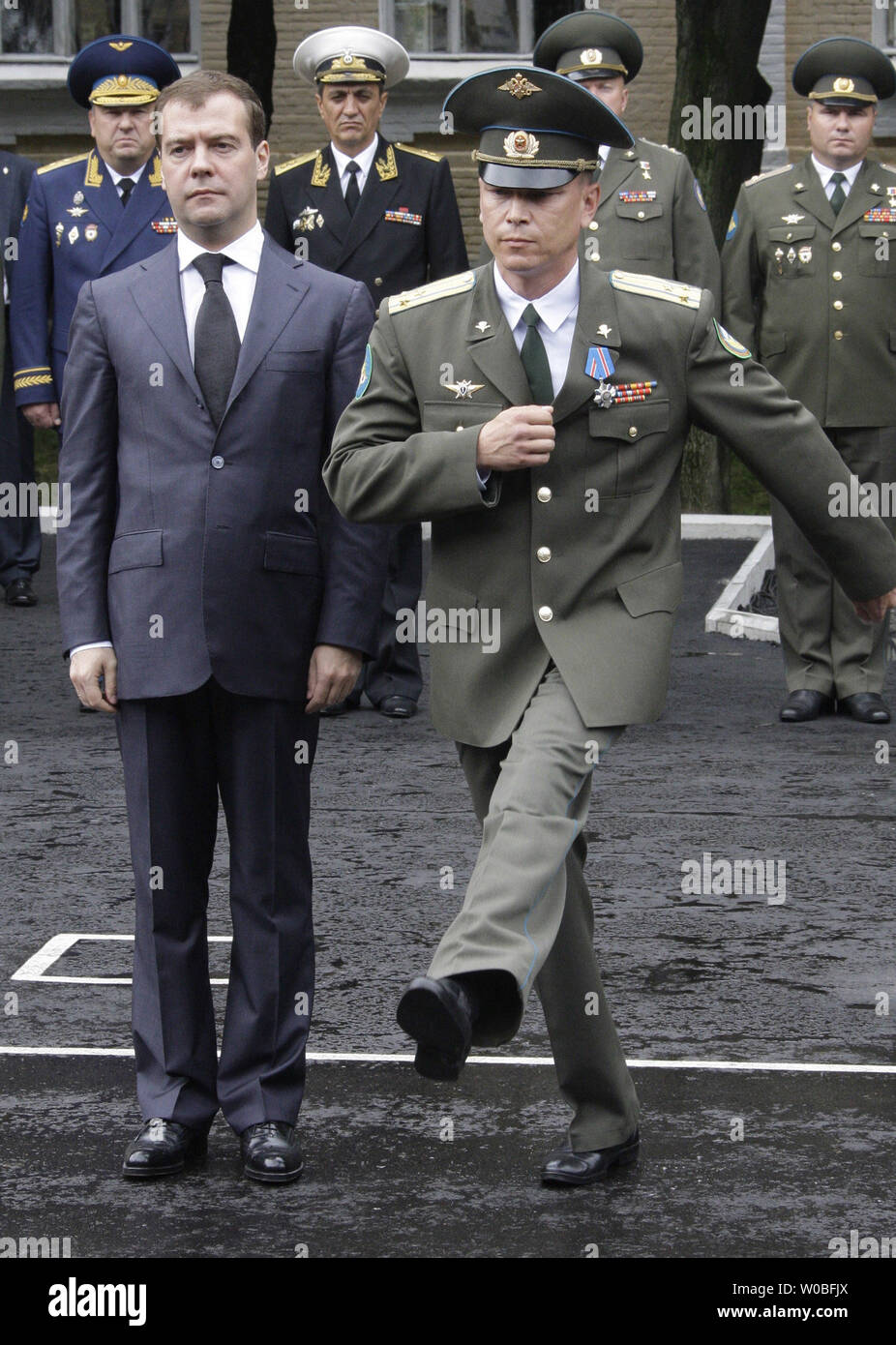 Le président russe Dmitri Medvedev (G) prend part à une cérémonie au siège de l'armée russe 58e à Vladikavkaz, la capitale de l'Ossétie du Nord province le 8 août 2009. Medvedev reçoit des médailles aux militaires russes qui ont combattu dans la guerre contre la Géorgie, il y a un an. (Photo d'UPI/Anatoli Zhdanov) Banque D'Images