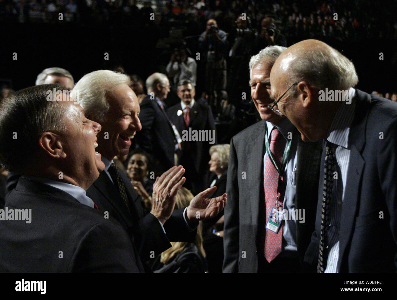 Joe Lieberman (I-CT) (2L), le sénateur Lindsey Graham (R-SC) (L), l'ancien sénateur John Danforth (R-MO), et l'ancien sénateur Alan Simpson (R-TX) (R) chat avant le débat entre la vice-présidence la vice-présidence républicaine de l'Alaska Gov prête-nom. Sarah Palin et vice-candidat démocrate Joe Biden (D-DE) à l'Université Washington à Saint Louis, Missouri, le 2 octobre 2008. (Photo d'UPI/Brian Kersey) Banque D'Images