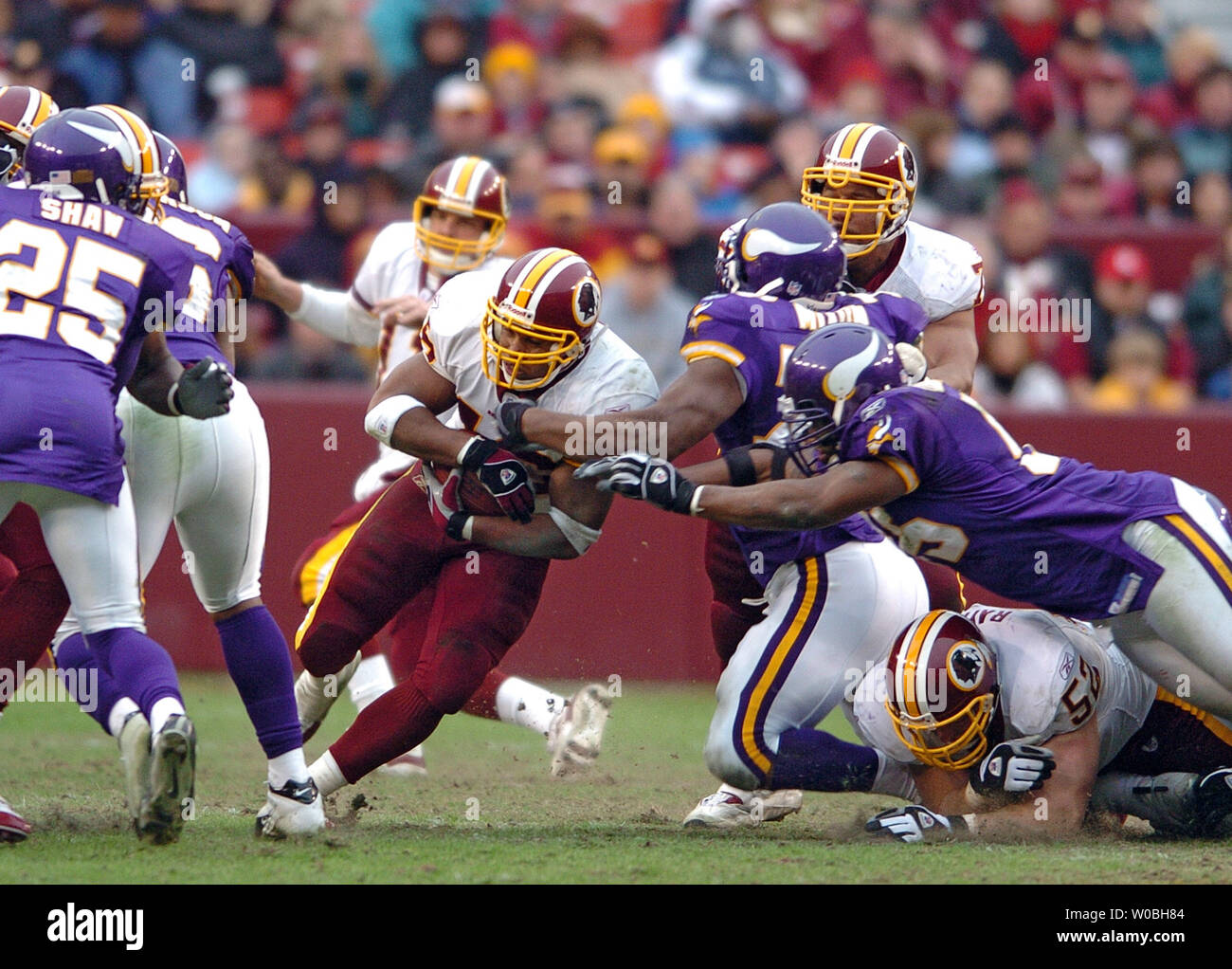 Ladell Betts de l'Redskins de Washington s'exécute pour certains de ses 118 mètres de haut jeu contre les Minnesota Vikings dans les Redskins 21-18 victoire contre les Vikings le dimanche 2 janvier 2005 à Fed Ex Field à Landover, Maryland. (UPI Photo/Mark Goldman) Banque D'Images