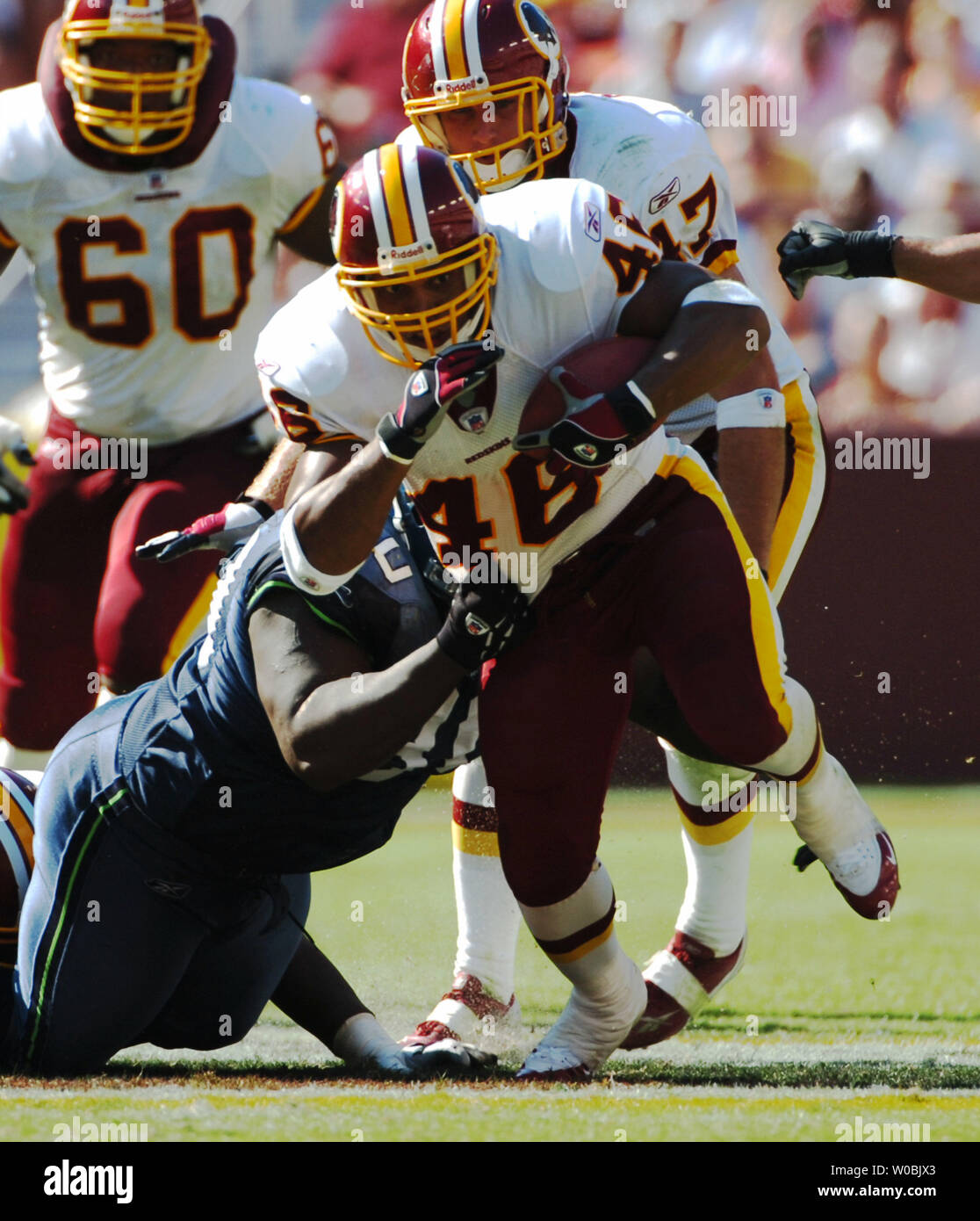 Les Redskins de Washington Ladell Betts se précipite au troisième trimestre pour les quatre yards contre les Seahawks de Seattle le 2 octobre 2005 dans un match au Fed Ex Field à Landover, Maryland dans un match gagné en prolongation par les Redskins 20-17. (UPI Photo/Mark Goldman) Banque D'Images