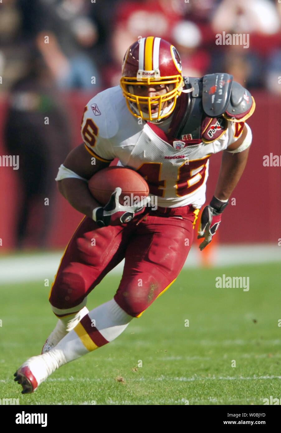 Les Redskins de Washington Ladell Betts (46) rushes pour un gain de 22 verges au quatrième quart contre les San Francisco 49ers le 23 octobre 2005 dans un match au Fed Ex Field à Landover, Maryland dans un match gagné par les Redskins 52-17 sur les 49ers. (UPI Photo/Mark Goldman) Banque D'Images