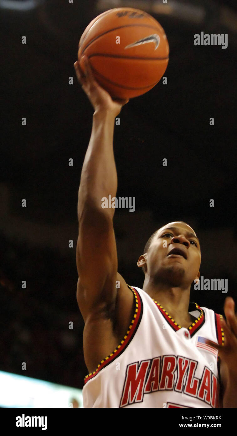 D.J. Fraise (5) de l'Université du Maryland Terrapins donne deux de ses douze points sur une pause rapide contre l'Université Duke Blue Devils le 11 février 2006 dans la première moitié de l'Comcast Center à College Park, MD. Duc a défait le Maryland 96-88. (UPI Photo/Mark Goldman) Banque D'Images