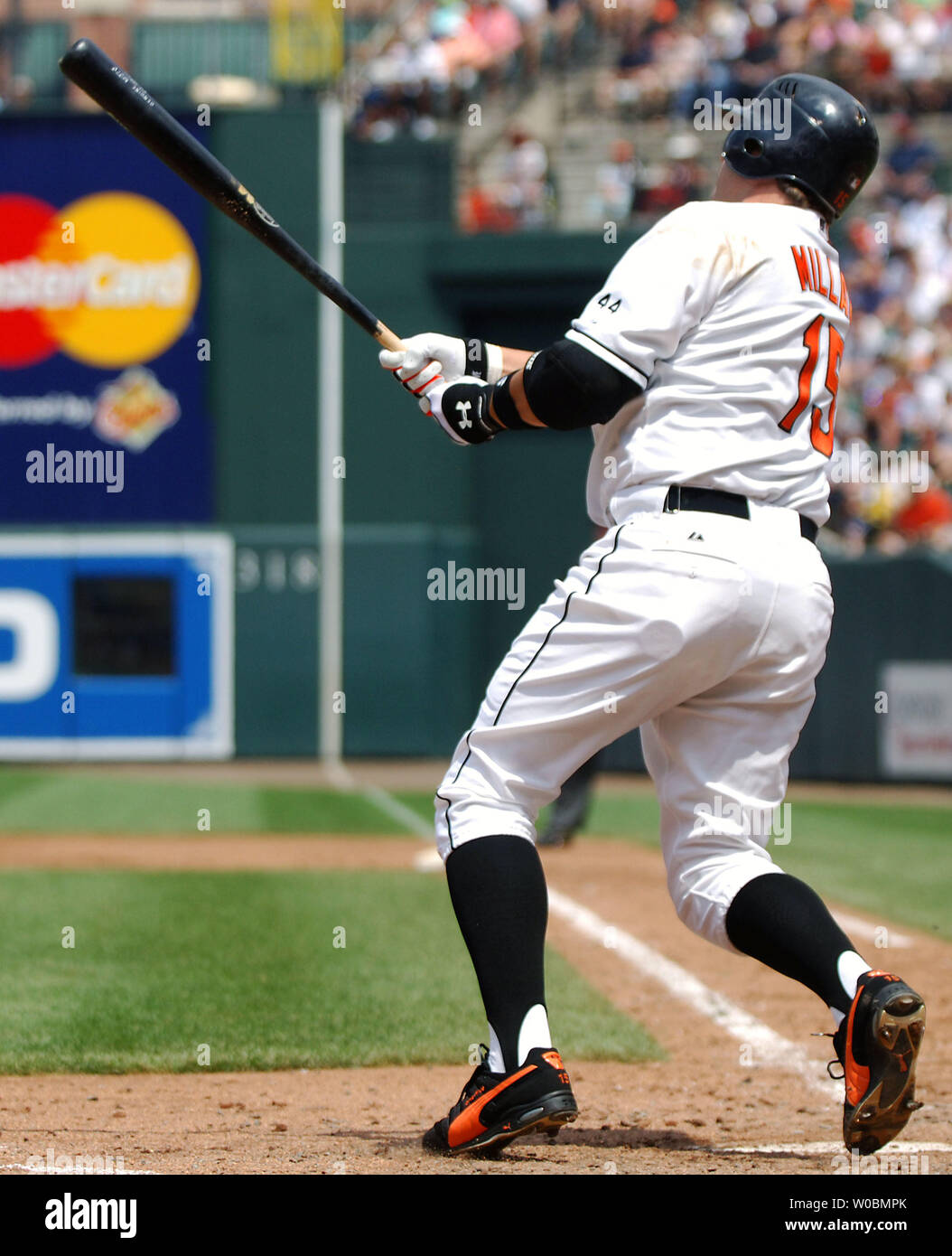 Les Baltimore Orioles Kevin Millar (15) frappe un home run dans la troisième innning contre Aaron Petit des New York Yankees à l'Oriole Park at Camden Yards de Baltimore, MD, le 4 juin 2006. Les orioles défait les Yankees 11-4. (UPI Photo/Mark Goldman) Banque D'Images