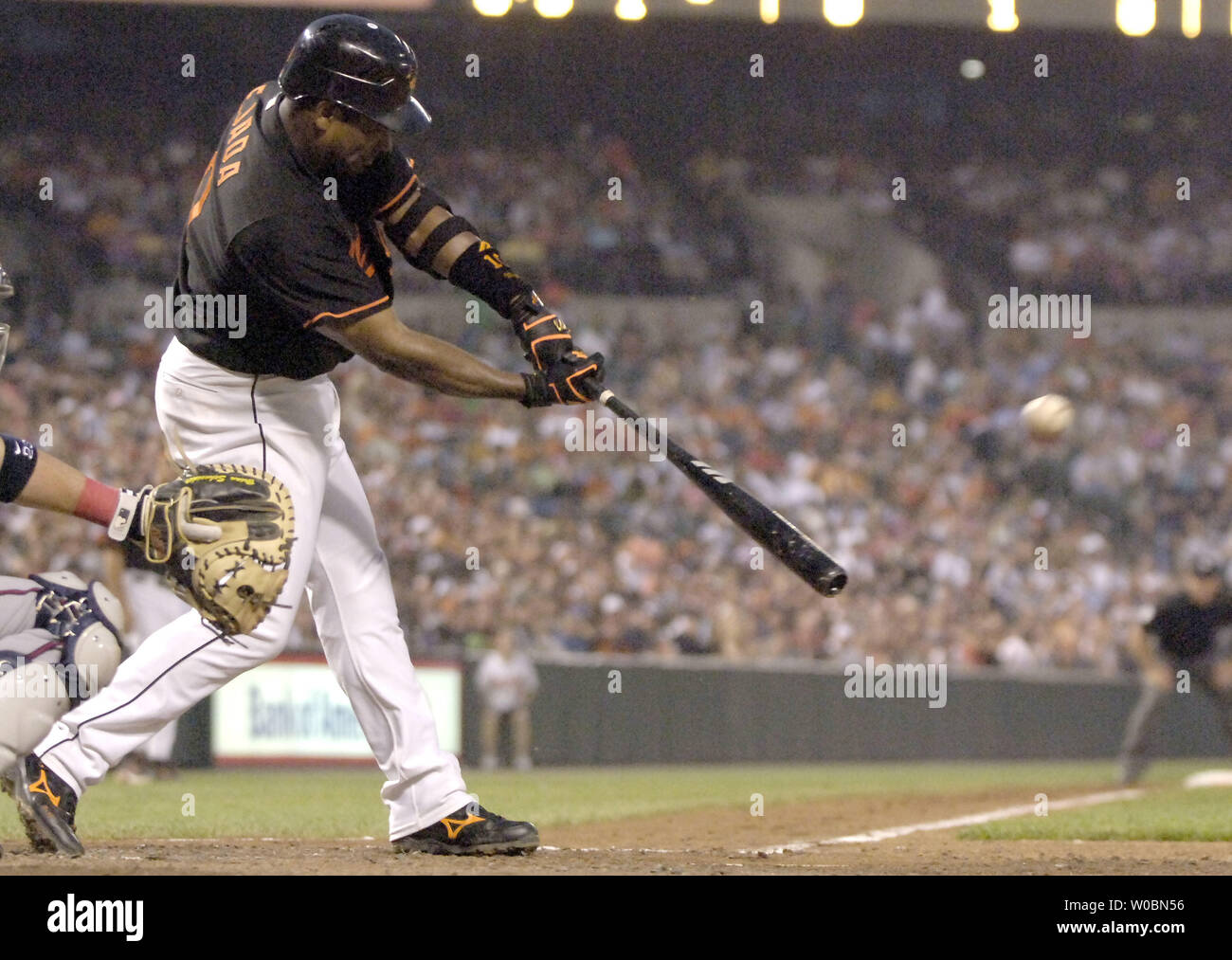 Les Baltimore Orioles Miguel Tejada (10 lignes) une boule pour champ droit en sixième manche contre les Nationals de Washington pitcher John Patterson le 23 juin 2006 à l'Oriole Park at Camden Yards de Baltimore, MD. Les orioles défait le tiers 2-1. (UPI Photo/Mark Goldman) Banque D'Images