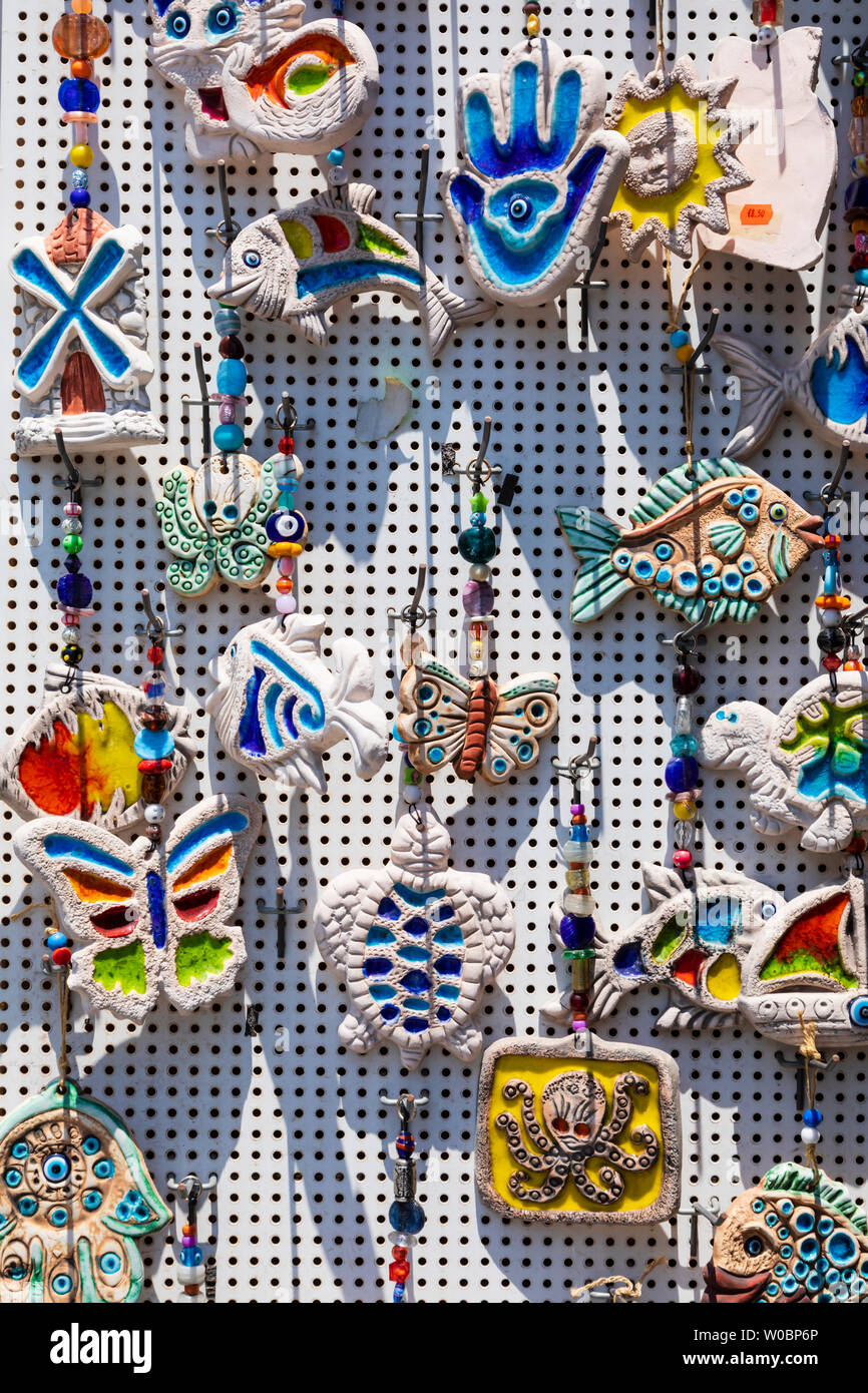 Affichage des souvinirs Finikoudes, chypriote, Larnaca, Chypre. Juin 2019 Banque D'Images