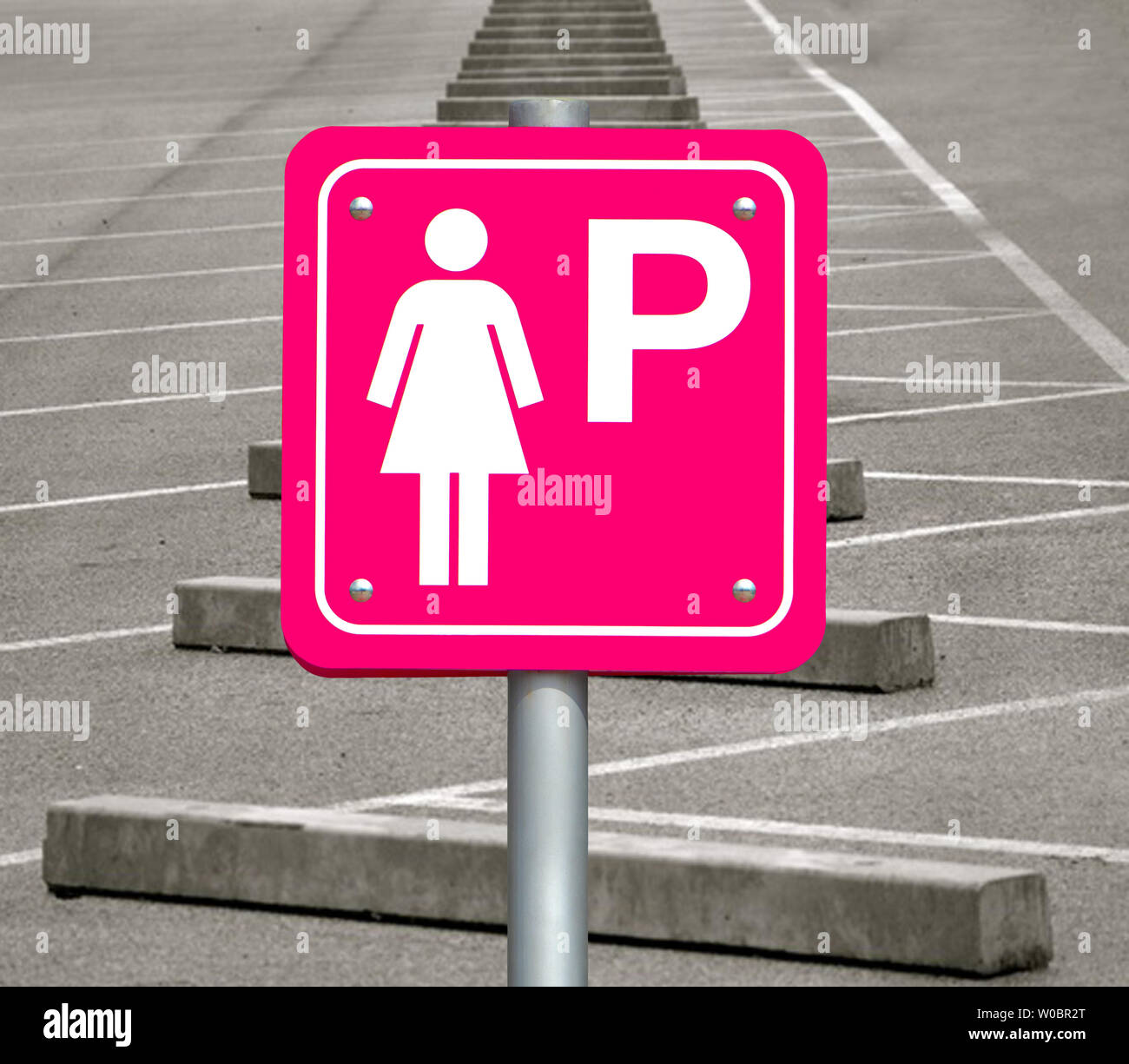 Le signe pour les voitures parking rose pour les femmes seulement. Place de parking uniquement pour dame à l'empty parking public. Banque D'Images