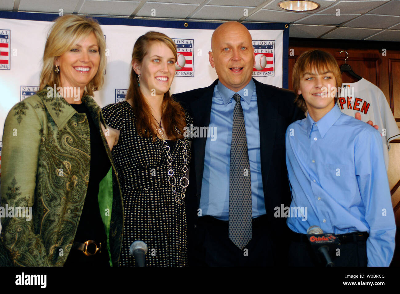 La famille Ripken, (L à R) épouse Kelly, sa fille Rachel, Cal Ripken Jr. et son fils Ryan se tenir ensemble à la suite d'une conférence de presse le 9 janvier 2007, de reconnaître des Ripkens élection au Baseball Hall of Fame à l'Oriole Park at Camden Yards de Baltimore, Maryland. (UPI Photo/Mark Goldman) Banque D'Images