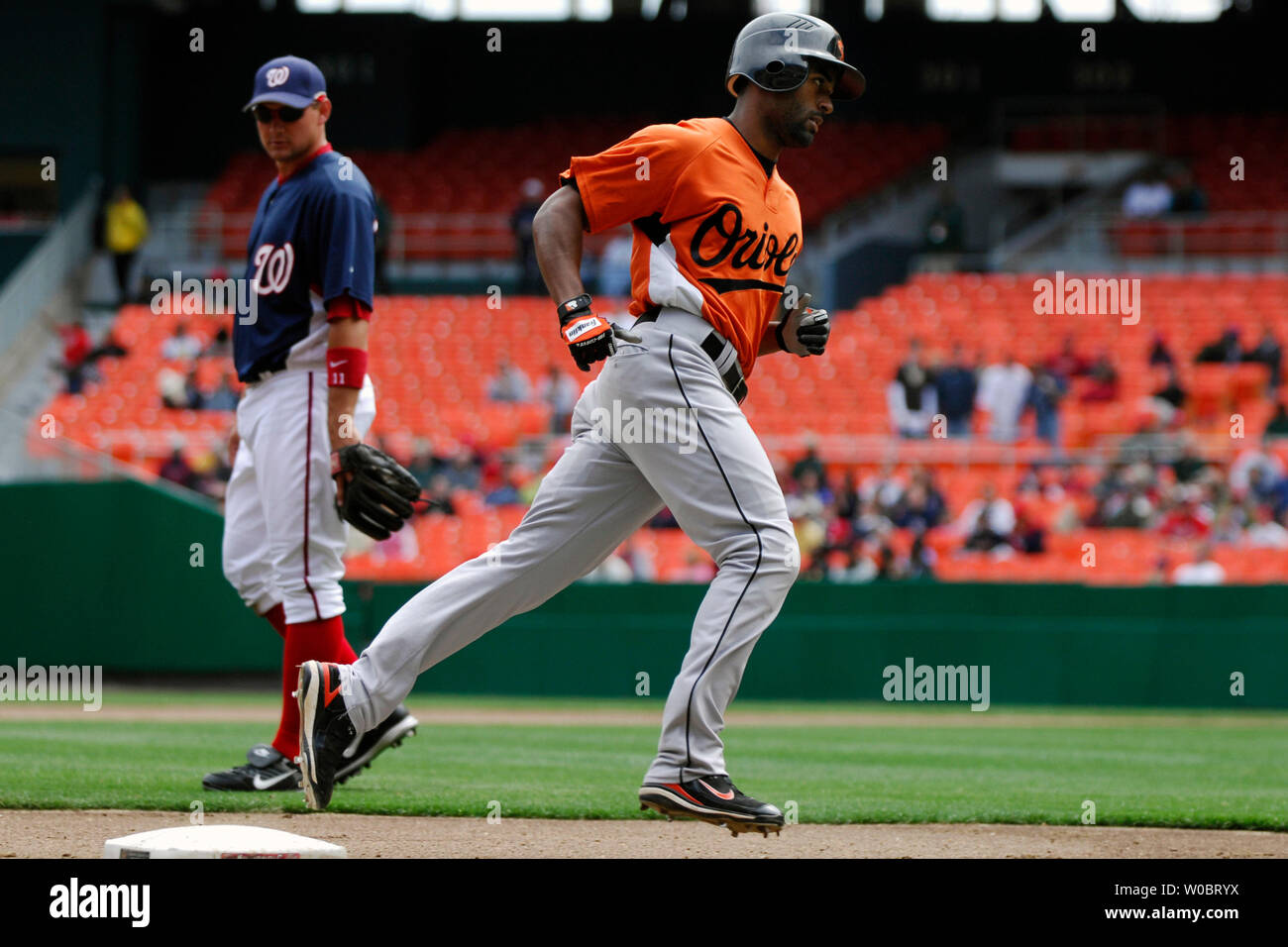 Baltimore Orioles champ centre Corey Patterson (R) complète la troisième base après avoir frappé un coup de circuit en solo dans la quatrième manche en tant que ressortissants de Washington de troisième but Ryan Zimmerman (L) montres le 31 mars 2007, au Stade RFK à Washington dans le dernier jeu d'entraînement du printemps avant le début de la saison régulière. Les orioles défait le tiers 6-3. (UPI Photo/Mark Goldman) Banque D'Images