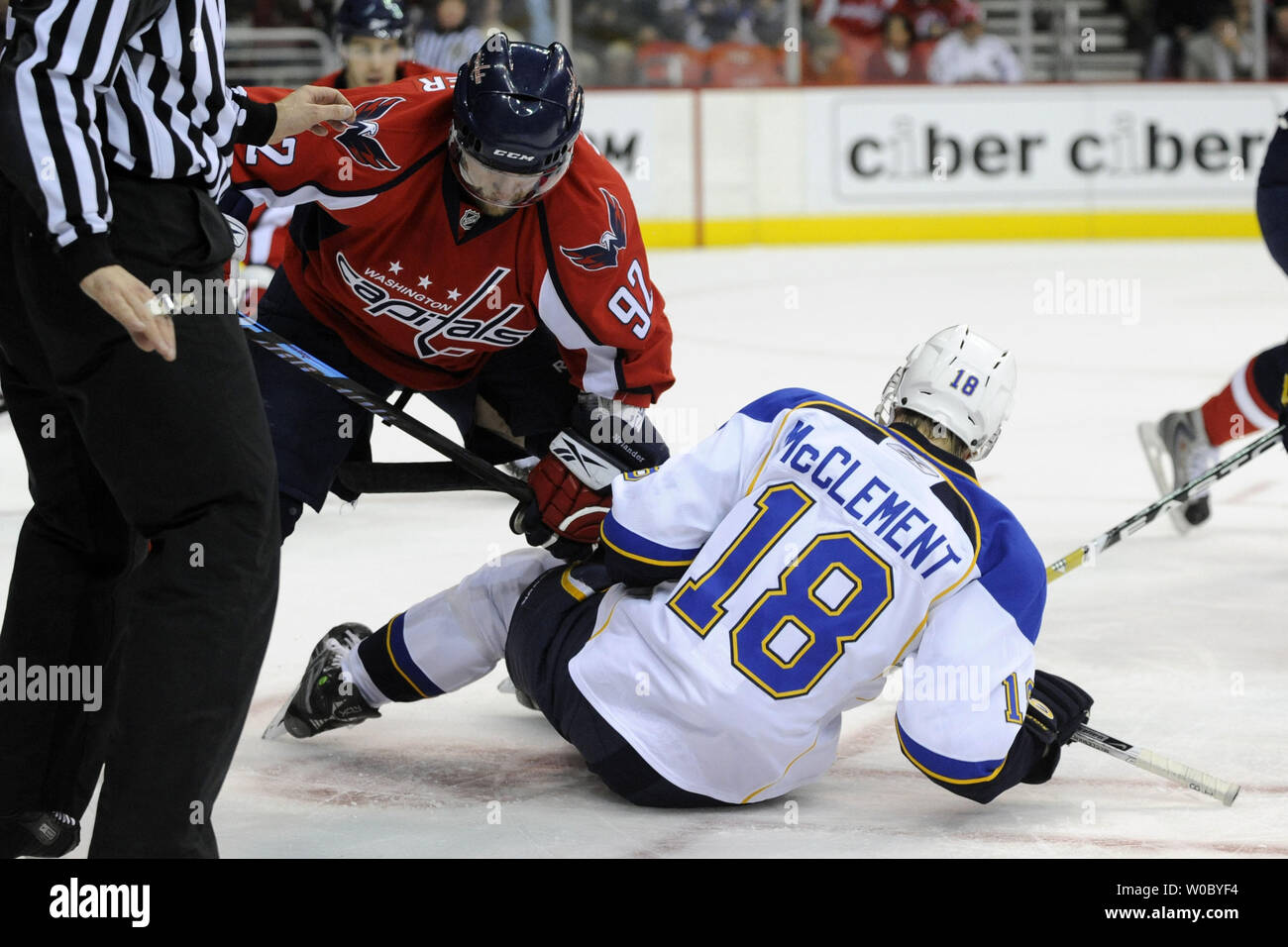 Les Capitals de Washington center Michael Nylander (92) de la Suède frappe des Blues de Saint-Louis center Jay McClement (18) sur la glace après un face à face dans la 1ère période le 18 décembre 2008 à Verizon Center à Washington, D.C. (UPI Photo/ Mark Goldman) Banque D'Images