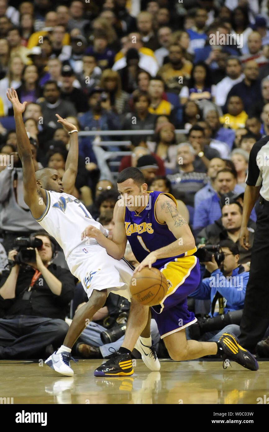 Los Angeles Lakers guard Jordan Farmar (1) fautes Washington Wizards guard Earl Boykins (12) dans le 2ème trimestre au Verizon Center à Washington, D.C. Le 26 janvier 2010. UPI / Mark Goldman Banque D'Images