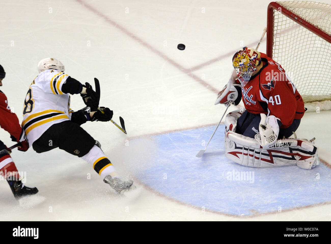 Gardien Semyon Varlamov Capitals de Washington (40) fait une sauvegarde sur un tir de défenseur des Bruins de Boston Matt Hunwick (48) dans la période du 1er au Verizon Center à Washington le 11 avril 2010. UPI/ Mark Goldman Banque D'Images