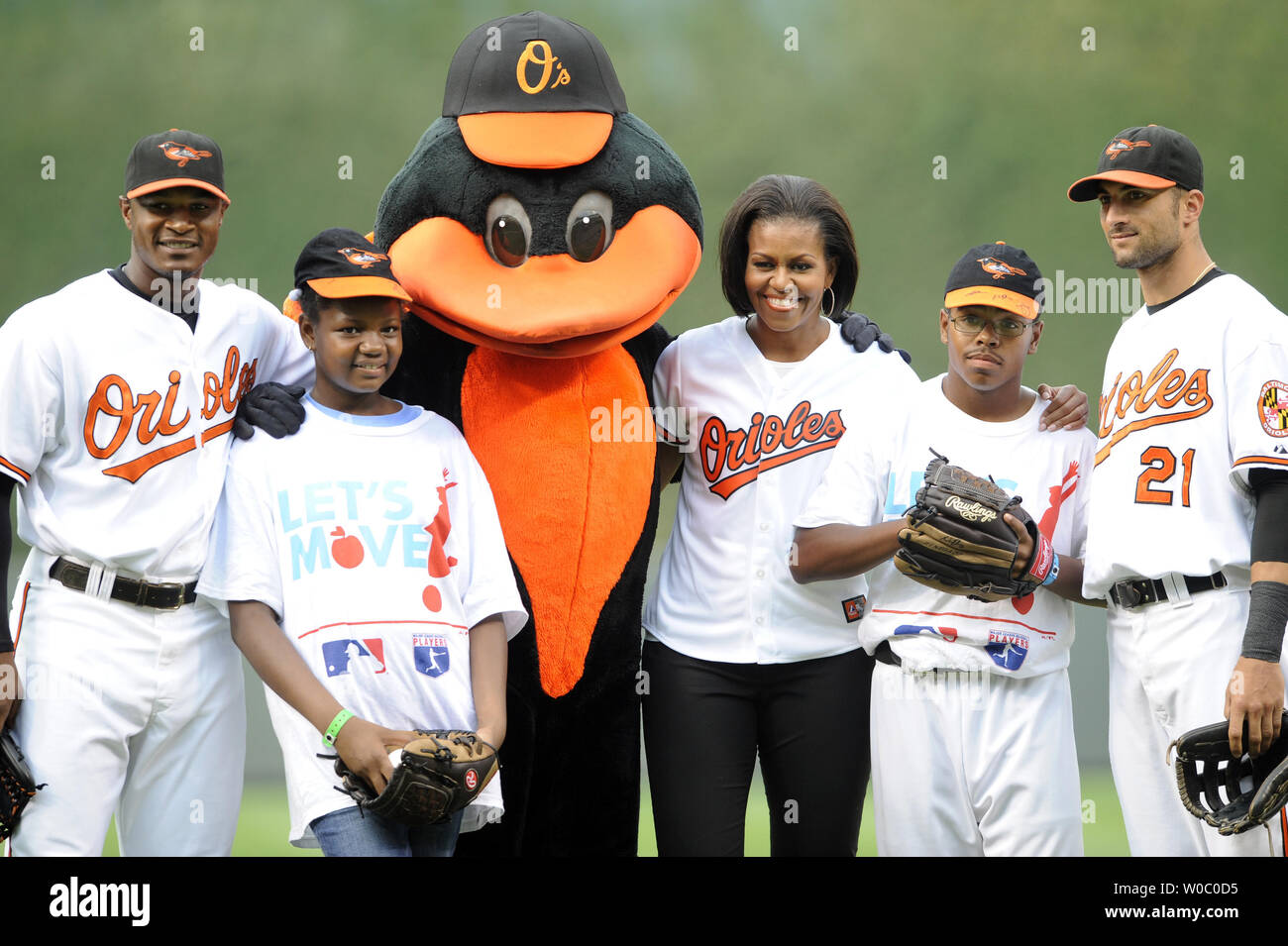 La Première Dame Michelle Obama (C) les peuplements avec Baltimore Orioles champ centre Adam Jones (L), Christina McCray, 10, Jordan Lewis, Serge Thériault, 15 (R) et droit des orioles fielder Nick Markakis (21) avant l'Baltimore Orioles match contre les Rays de Tampa Bay à l'Oriole Park at Camden Yards de Baltimore le 20 juillet 2010. UPI/Mark Goldman Banque D'Images