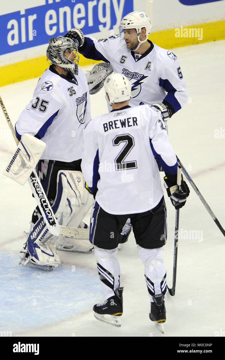 Le Lightning de Tampa Bay le gardien Dwayne Roloson (35) est félicité par le Lightning de Tampa Bay le défenseur Mattias Ohlund (5) après le match contre les Capitals de Washington au Verizon Center à Washington le 29 avril 2011, lors du premier match de la demi-finale de conférence de l'Est de la LNH. Le Lightning de Tampa Bay a vaincu les Capitals de Washington 4-2. UPI/ Mark Goldman Banque D'Images