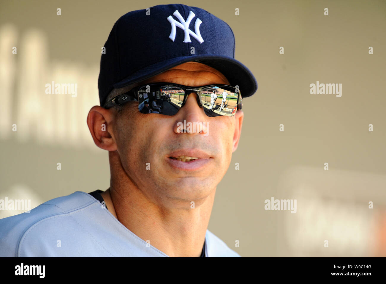 New York Yankees gérant Joe Girardi (28) gère son équipe contre les Orioles de Baltimore dans la 5e manche à l'Oriole Park at Camden Yards de Baltimore (MD), le 9 septembre 2012. UPI/ Mark Goldman Banque D'Images