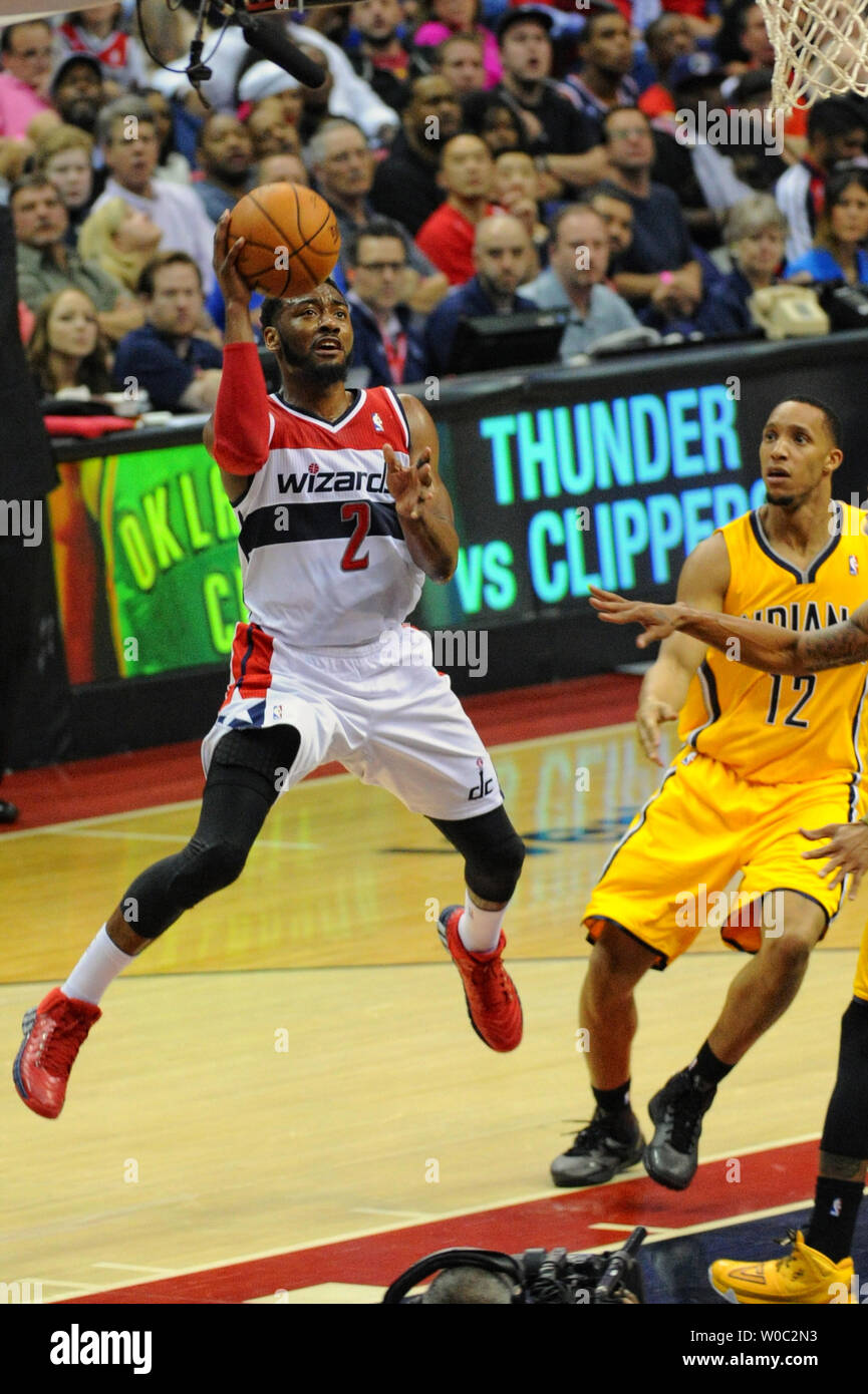 Washington Wizards guard John Wall (2) marque contre Indiana Pacers avant Evan Turner (12) dans le troisième match de la demi-finale de conférence de l'Est dans la seconde moitié du Verizon Center de Washington, D.C. le 9 mai 2014 où les Indiana Pacers défait les Washington Wizards, 85-63 pour prendre une série de 2-1 plomb. UPI/Mark Goldman Banque D'Images