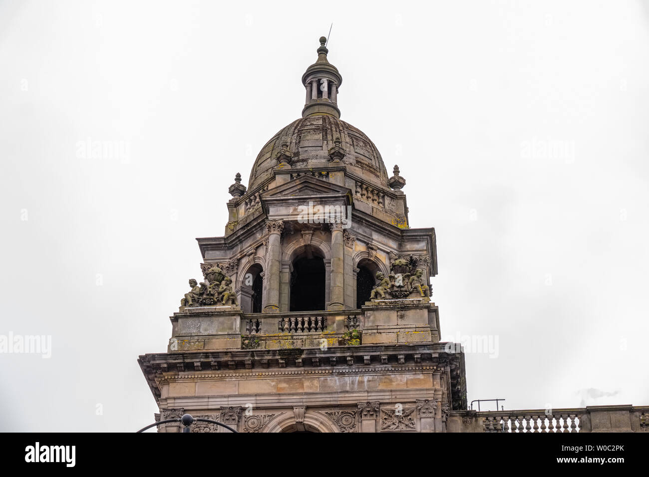 Glasgow, Scotland, UK - 22 juin 2019 : Architecture impressionnante à la recherche jusqu'à l'un des Glasgow City Chambers clochers en pierre et de nombreuses sculptures sur pierre. Banque D'Images