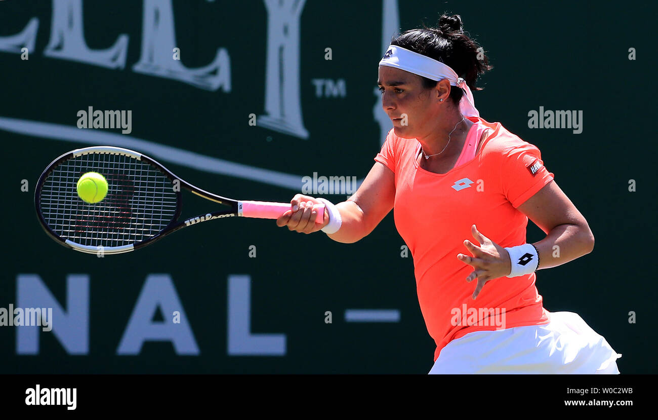 Ons Jabeur en action lors de la Ladies' match de simple lors de la cinquième journée de la nature internationale de la vallée du Devonshire Park, à Eastbourne. Banque D'Images