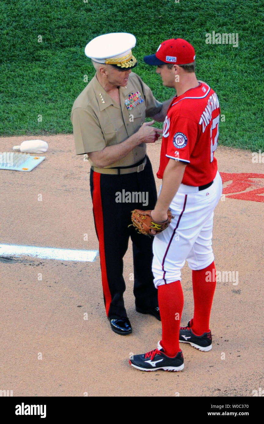 Quatre étoiles, le général James Amos, commandant de la Marine Corps offre la balle à Washington Nationals le lanceur partant Jordan Zimmermann (27) Jeu de 2 de la Division de la Ligue nationale au Parc série ressortissants à Washington, D.C. le 4 octobre 2014. UPI/Mark Goldman Banque D'Images