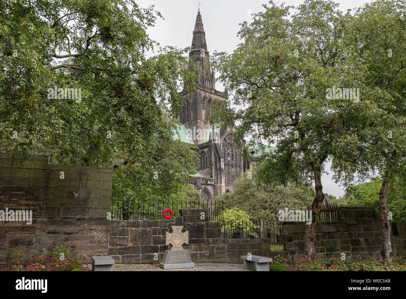Ancienne architecture impressionnante de Glasgow à la recherche sur la magnifique cathédrale de Glasgow caché derrière les arbres. Banque D'Images