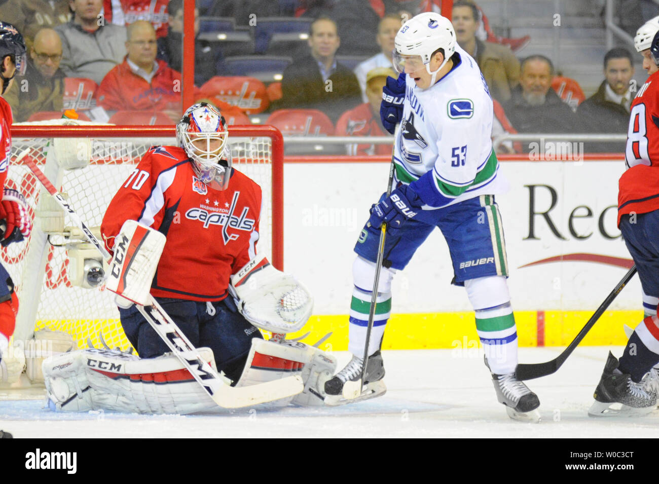 Gardien Braden Holtby Les Capitals de Washington (70) fait une sauvegarde sur tourné par Vancouver Canucks center Bo Horvat (53) dans la première période à la Verizon Center à Washington, D.C. le 2 décembre 2014. UPI/Mark Goldman Banque D'Images