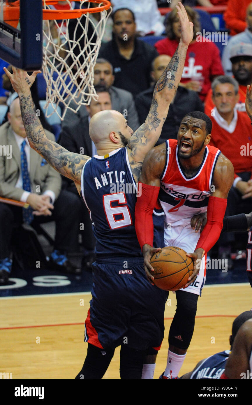 Washington Wizards guard John Wall (2) marque contre Atlanta Hawks avant Pero Antic (6) dans la deuxième moitié de la partie 6 de la ronde 2 de la demi-finale de conférence de l'Est au Verizon Center à Washington, D.C. le 15 mai 2015. Les Atlanta Hawks défait les Washington Wizards, 94-91 pour passer à la finale de conférence de l'Est. Photo par Mark Goldman/UPI Banque D'Images