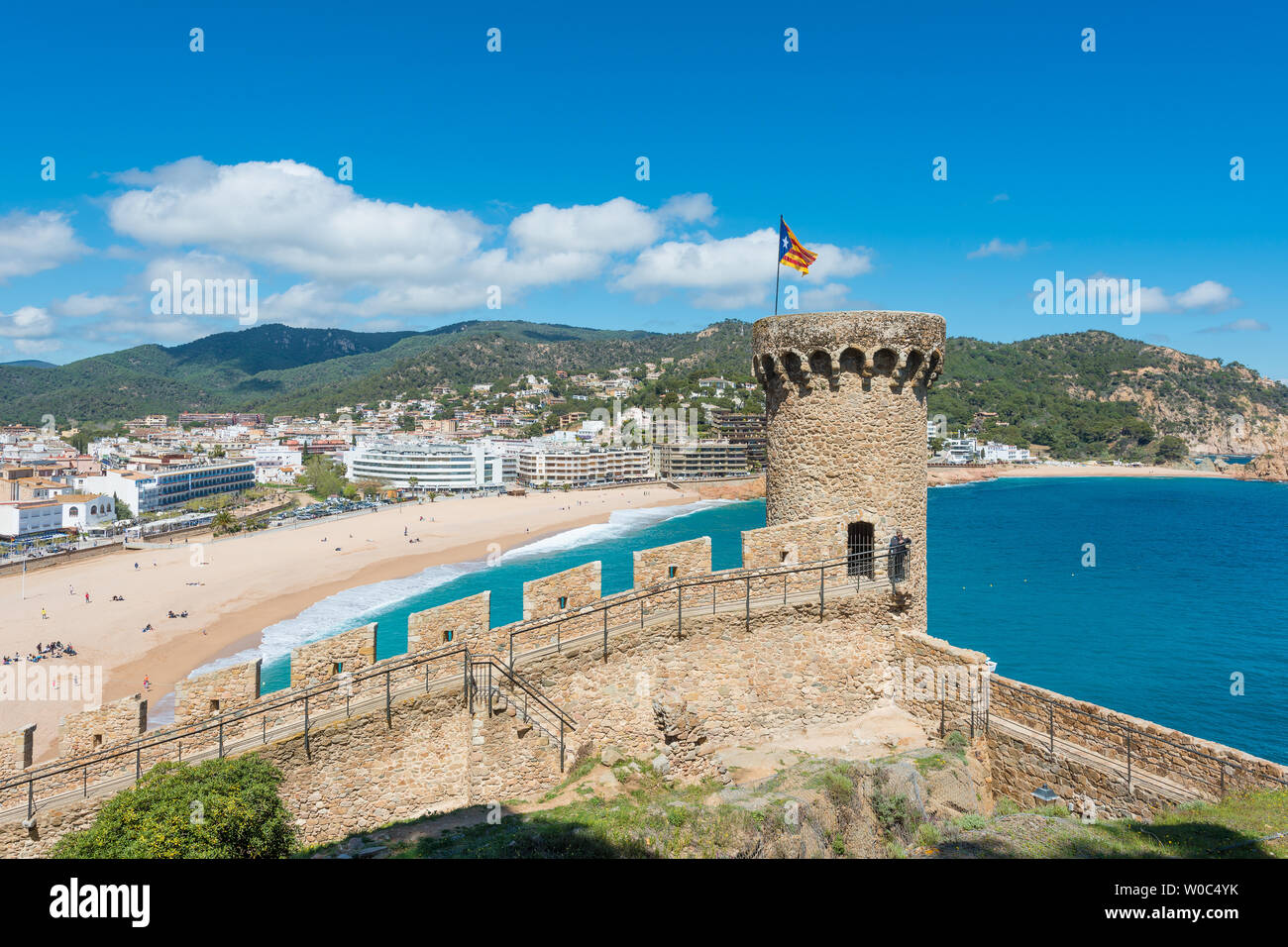 Vue aérienne de la forteresse de Vila Vella et Badia de Tossa bay à l'été à Tossa de Mar sur la Costa Brava, Catalogne, Espagne Banque D'Images
