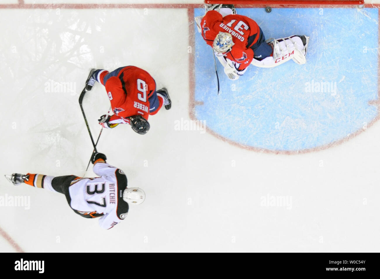 Anaheim Ducks aile gauche Nick Ritchie (37) score contre le gardien Philipp Grubauer Les Capitals de Washington (31) dans la deuxième période à la Verizon Center à Washington, D.C. le 10 avril 2016, où l'Anaheim a battu les Capitals de Washington, 2-0. Photo par Mark Goldman/UPI Banque D'Images