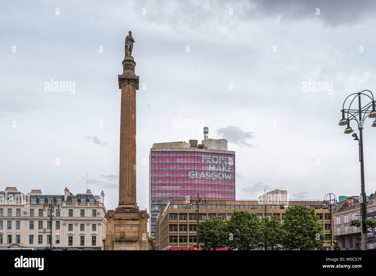 Glasgow, Scotland, UK - 22 juin 2019 : architecture impressionnante à plus de George Square à Glasgow avec les 'gens faire la déclaration de Glasgow sur un bus Banque D'Images