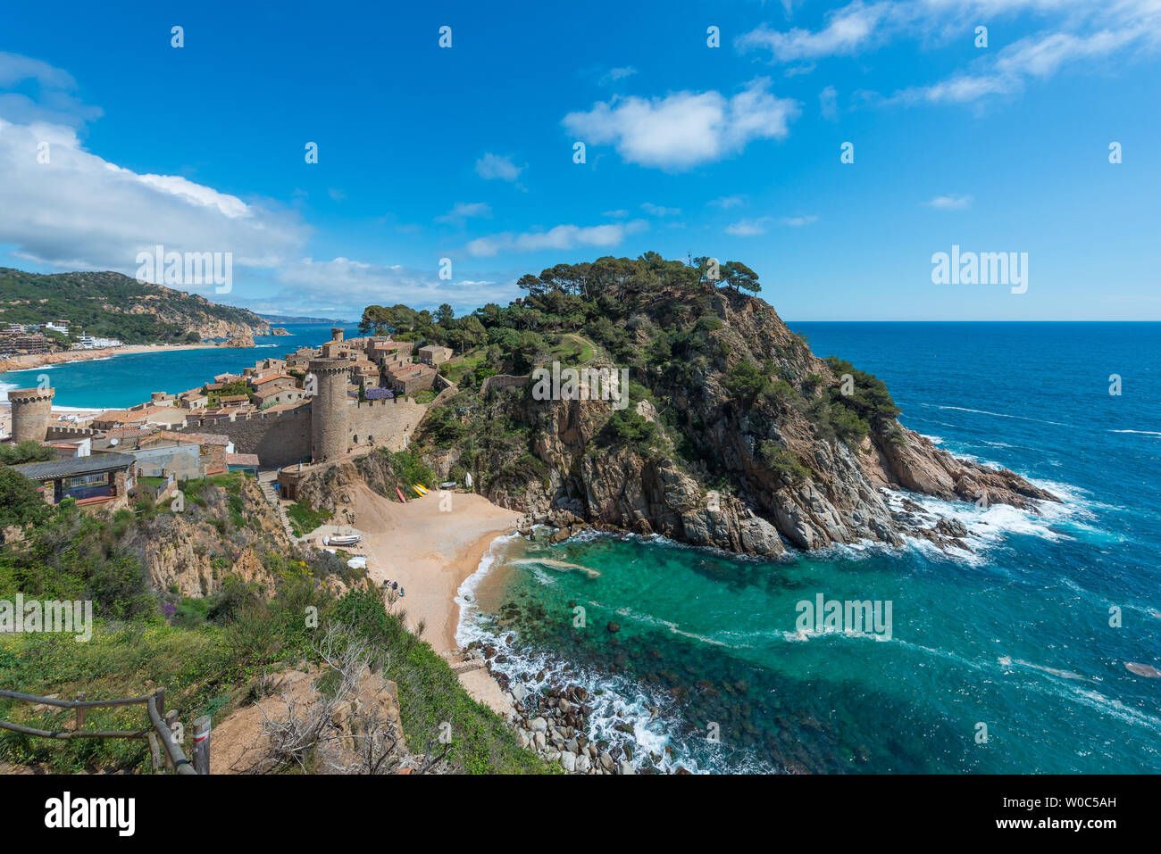 Vue aérienne de la forteresse de Vila Vella et Badia de Tossa bay à l'été à Tossa de Mar sur la Costa Brava, Catalogne, Espagne Banque D'Images