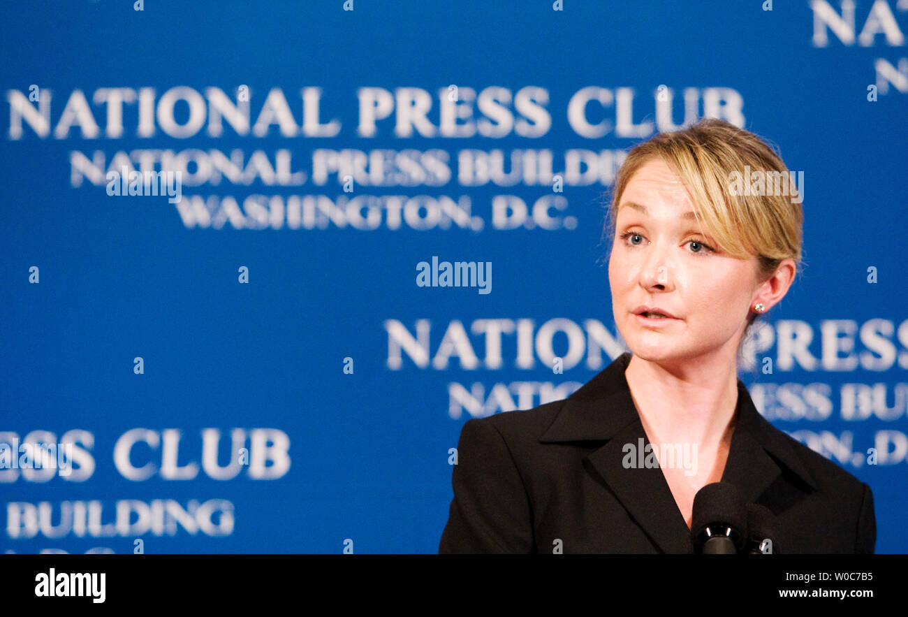 Alexandra Cousteau, petite-fille du commandant Jacques-Yves Cousteau et co-fondateur de EarthEcho International, parle de l'importance de la conservation de l'eau et la crise mondiale de l'eau au National Press Club à Washington le 9 mai 2008. (Photo d'UPI/Patrick D. McDermott) Banque D'Images