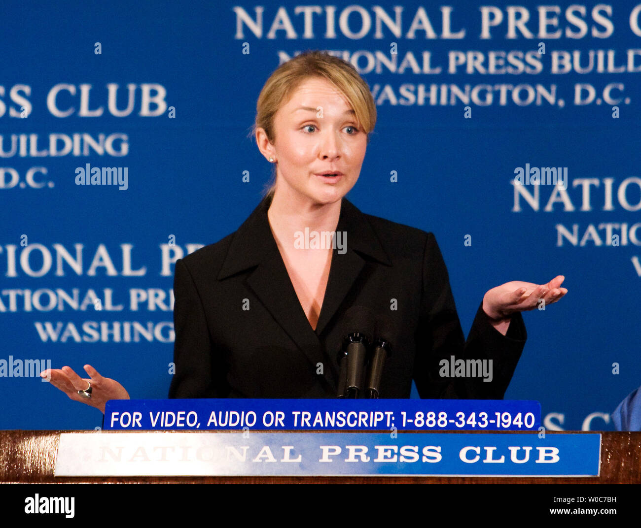 Alexandra Cousteau, petite-fille du commandant Jacques-Yves Cousteau et co-fondateur de EarthEcho International, parle de l'importance de la conservation de l'eau et la crise mondiale de l'eau au National Press Club à Washington le 9 mai 2008. (Photo d'UPI/Patrick D. McDermott) Banque D'Images