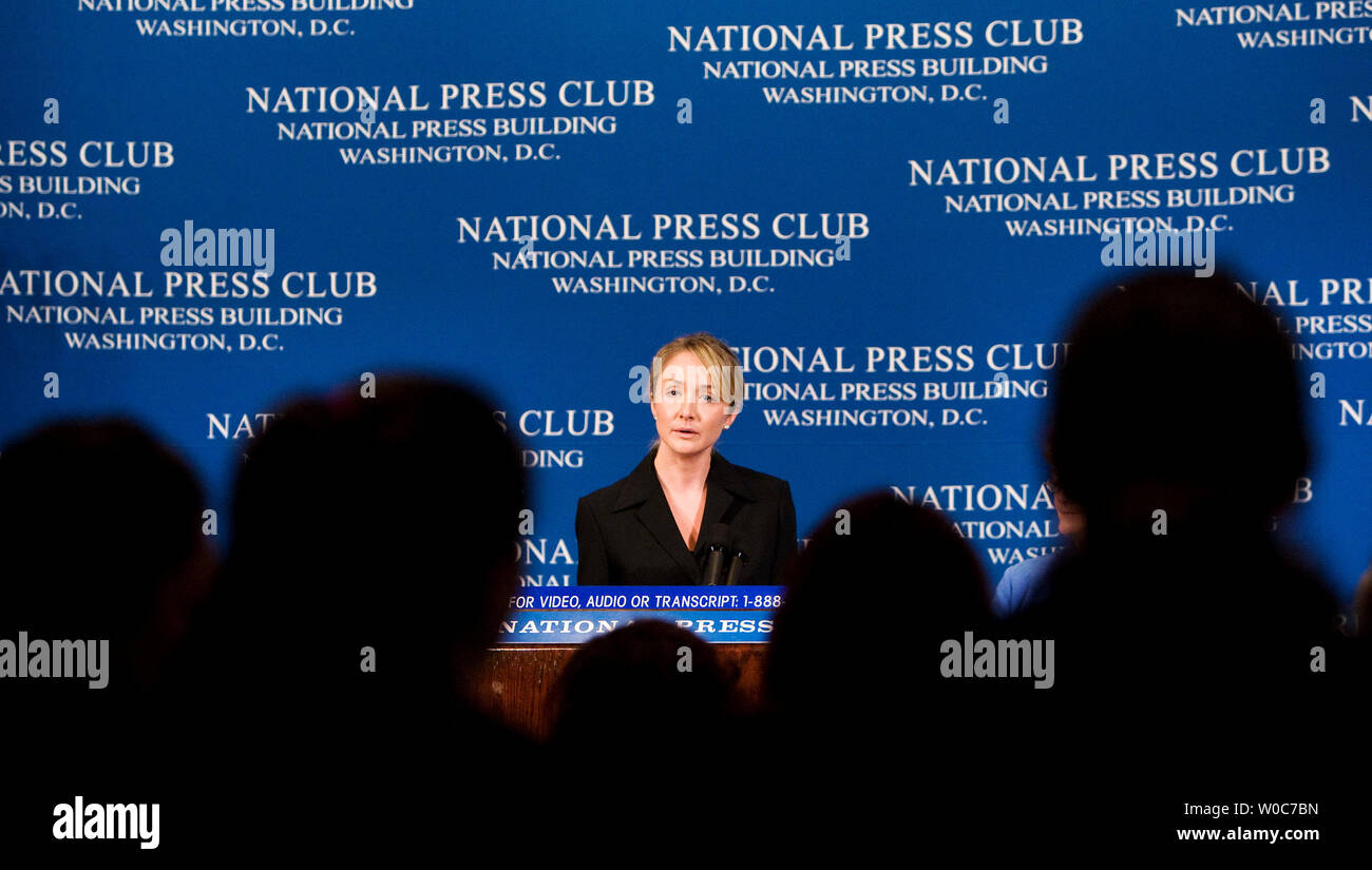 Alexandra Cousteau, petite-fille du commandant Jacques-Yves Cousteau et co-fondateur de EarthEcho International, parle de l'importance de la conservation de l'eau et la crise mondiale de l'eau au National Press Club à Washington le 9 mai 2008. (Photo d'UPI/Patrick D. McDermott) Banque D'Images